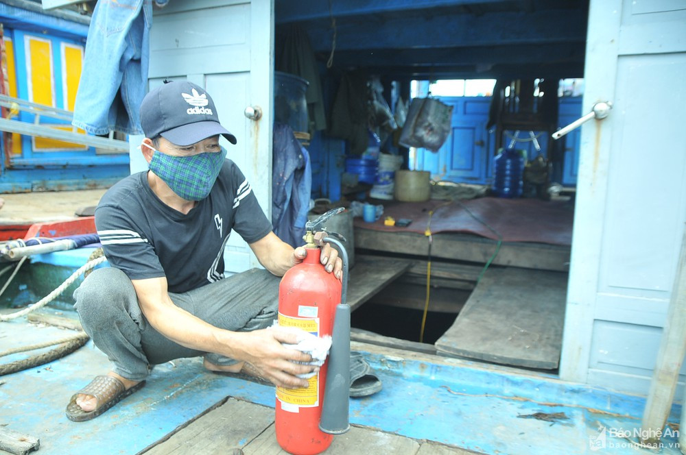 bna_ ngư dân thực hành phương án chữa cháy dập lửa tại chỗ.jpg