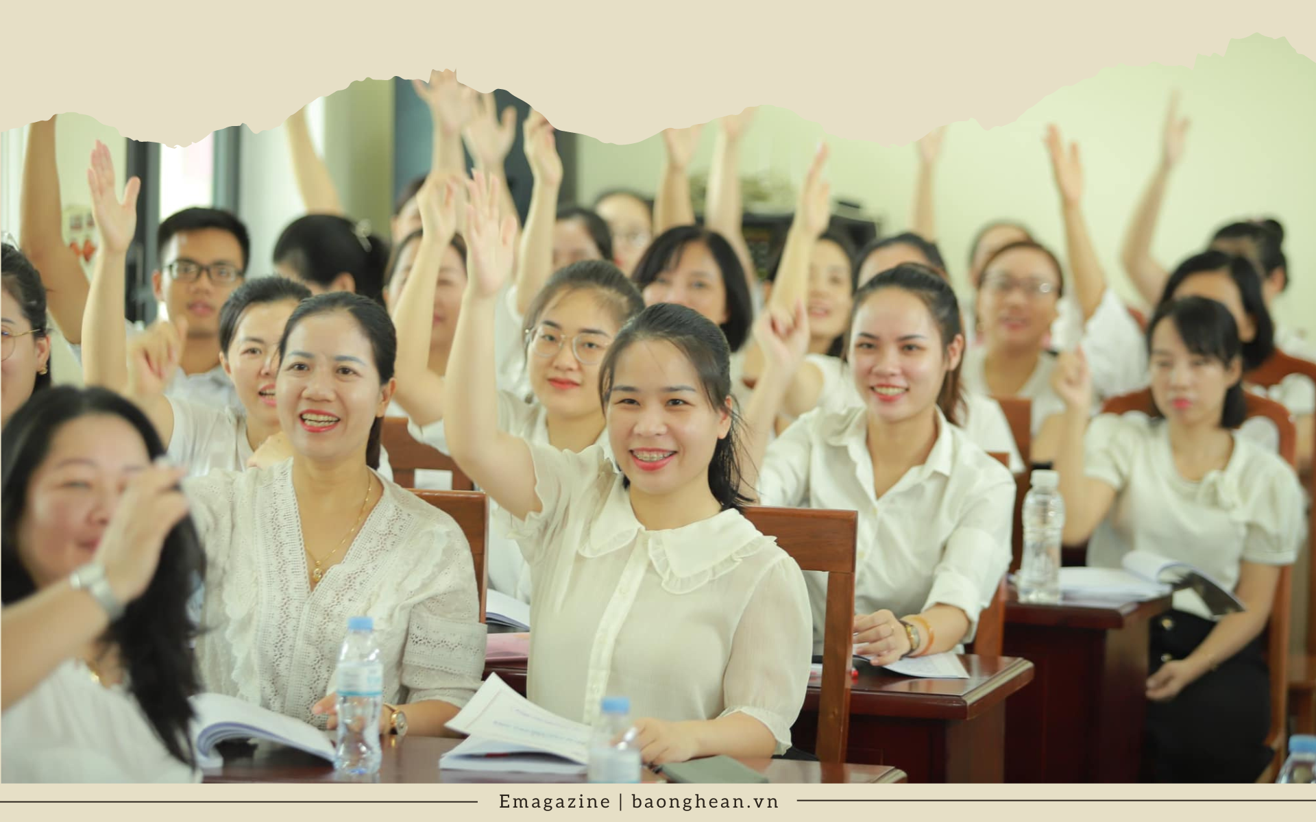 Giáo viên Trường Tiểu học Trung Đô - TP. Vinh tham gia buổi sinh hoạt chuyên đề đầu năm.