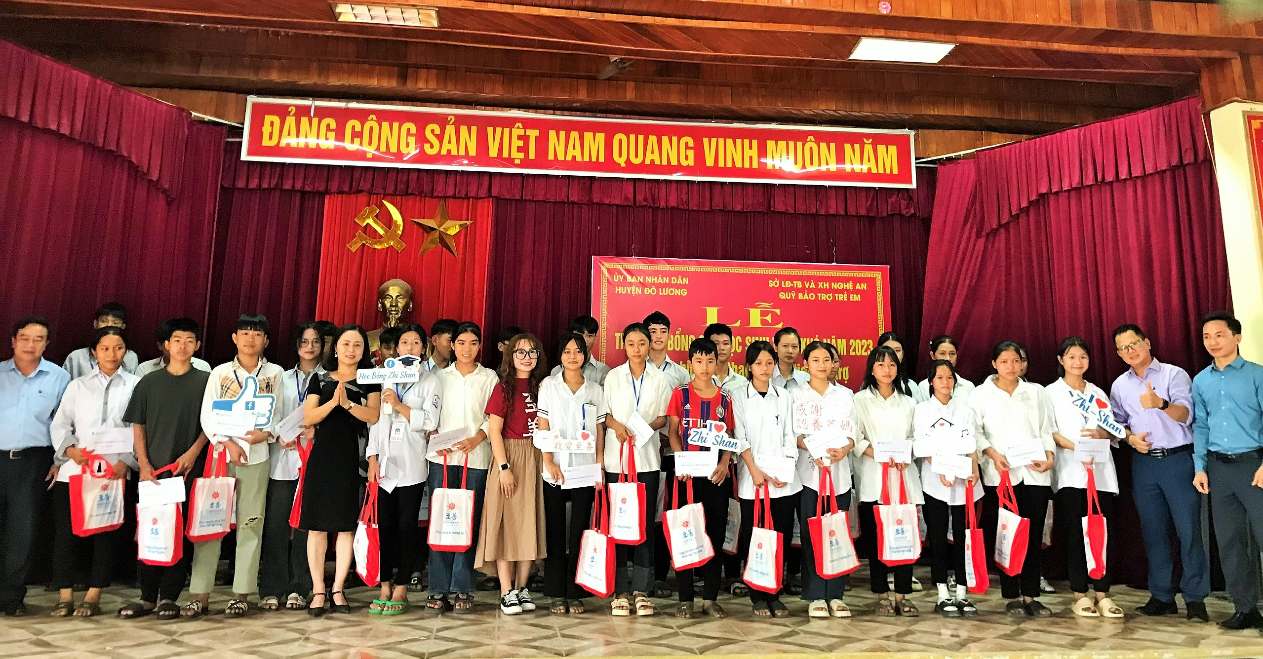 bna_ Trao tặng quà cho học sinh hoàn cảnh khó khăn huyện Đô Lương (2).jpg