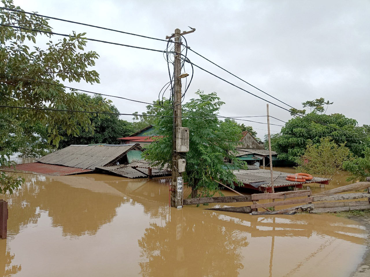 bna_Trận lụt tháng 10.2022 đã khiến nhiều ngôi nhà phía ngoài đê huyện Hưng Nguyên bị ngập sâu trong nước ảnh QA.jpg