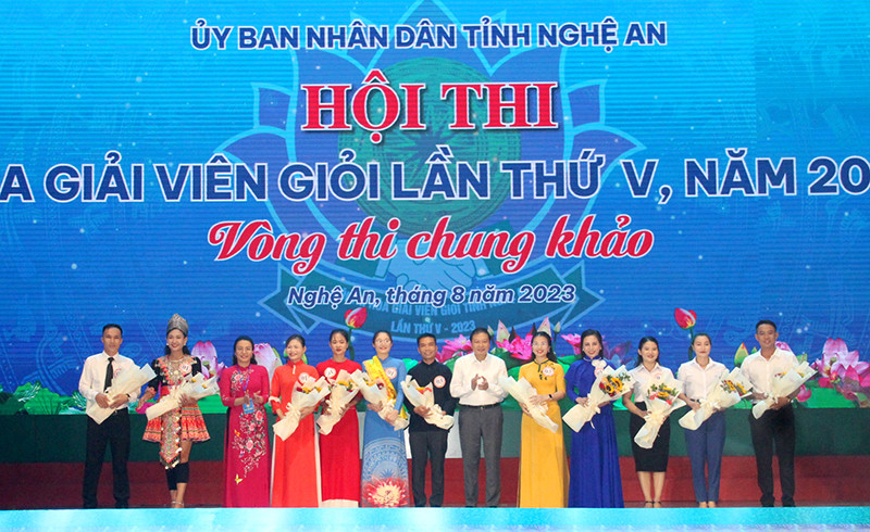 Đồng chí Lê Hồng Vinh - Ủy viên Ban Thường vụ Tỉnh ủy, Phó Chủ tịch Thường trực UBND tỉnh và đồng chí Hoàng Thị Thu Trang - Giám đốc Sở Tư pháp tặng hoa cho 12 đội thi tham gia Hội thi. Ảnh: An Quỳnh.