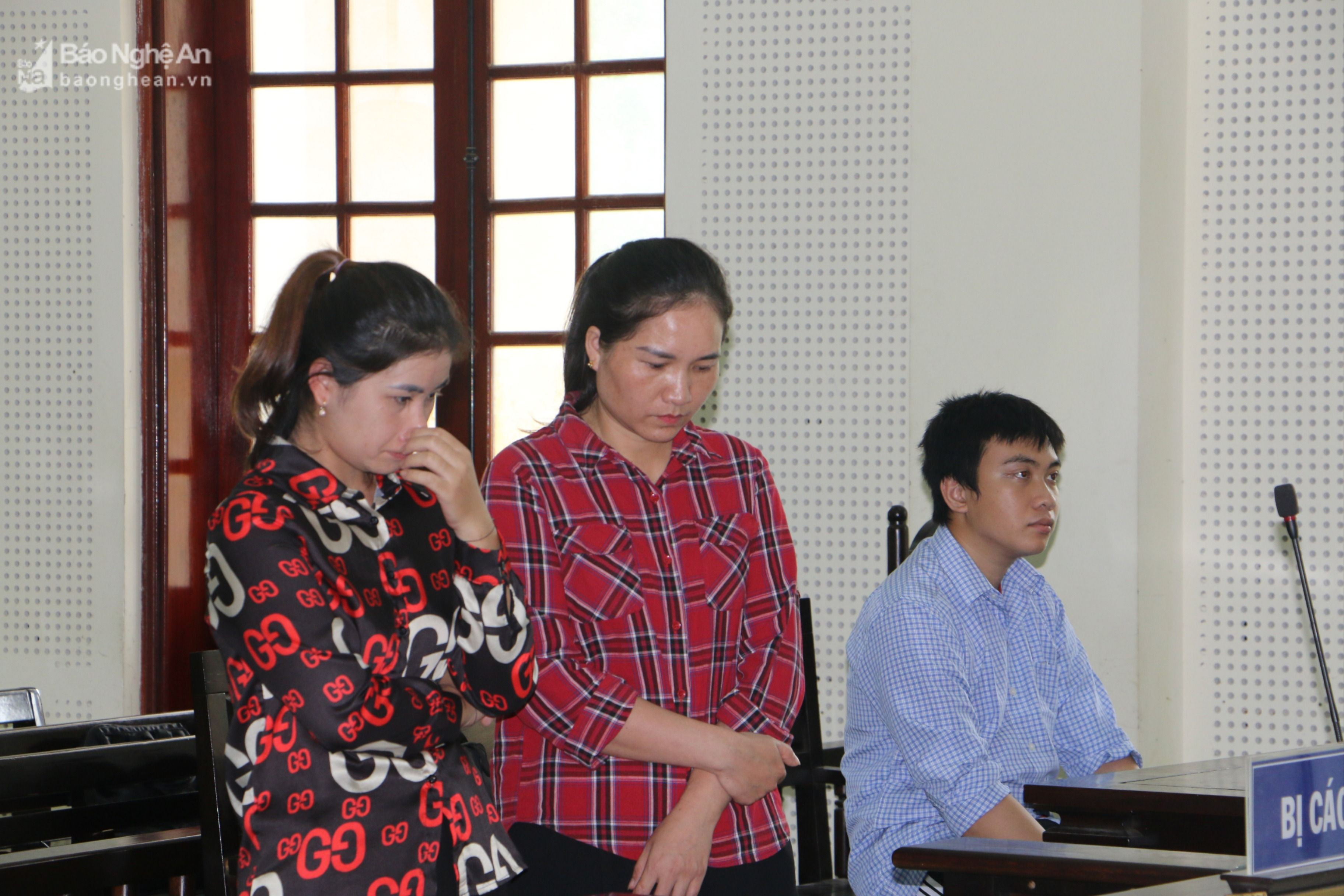 Lô Thị Soa (ngoài cùng bên trái) và Lô Thị Minh Nhàn tại phiên tòa. Ảnh: An Quỳnh.