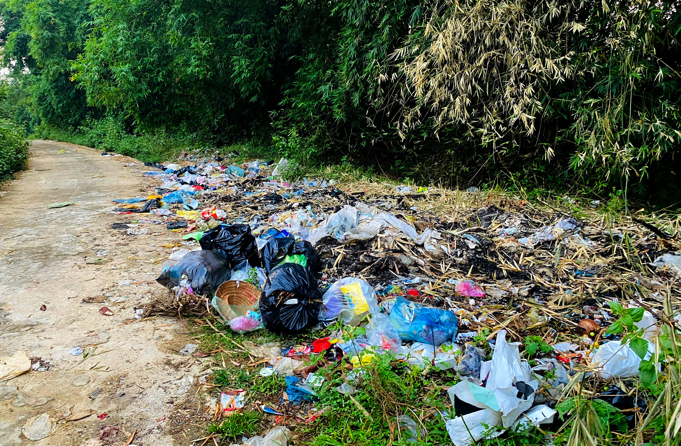bna_điểm tập kết rác bừa bãi tại khối 2 thị trấn Kim Sơn.jpg