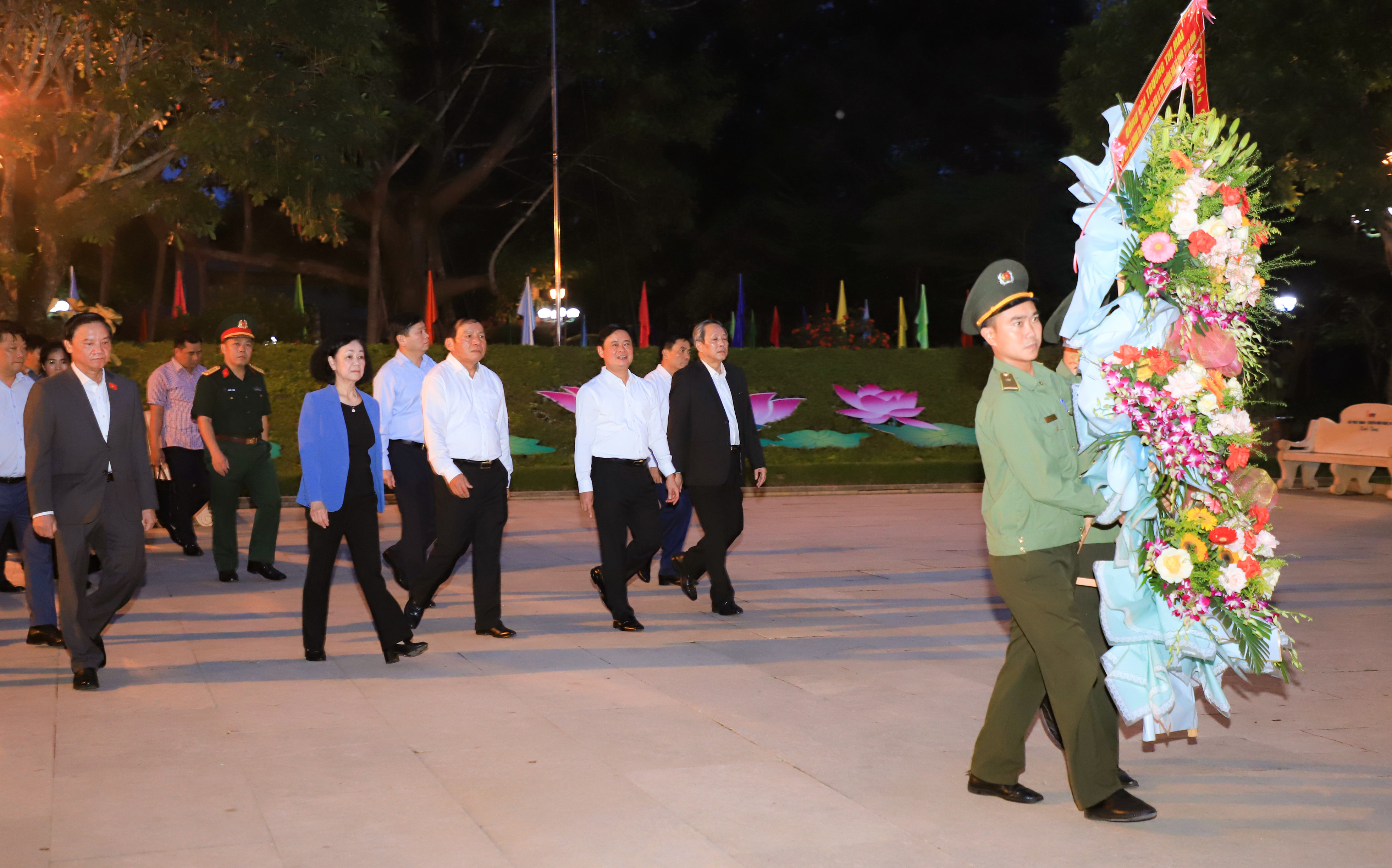 bna_Đồng chí Trương Thị Mai và các đồng chí lãnh đạo Trung ương, tỉnh Nghệ An về dâng hoa tại Khu Di tích quốc gia đặc biệt Kim Liên.JPG