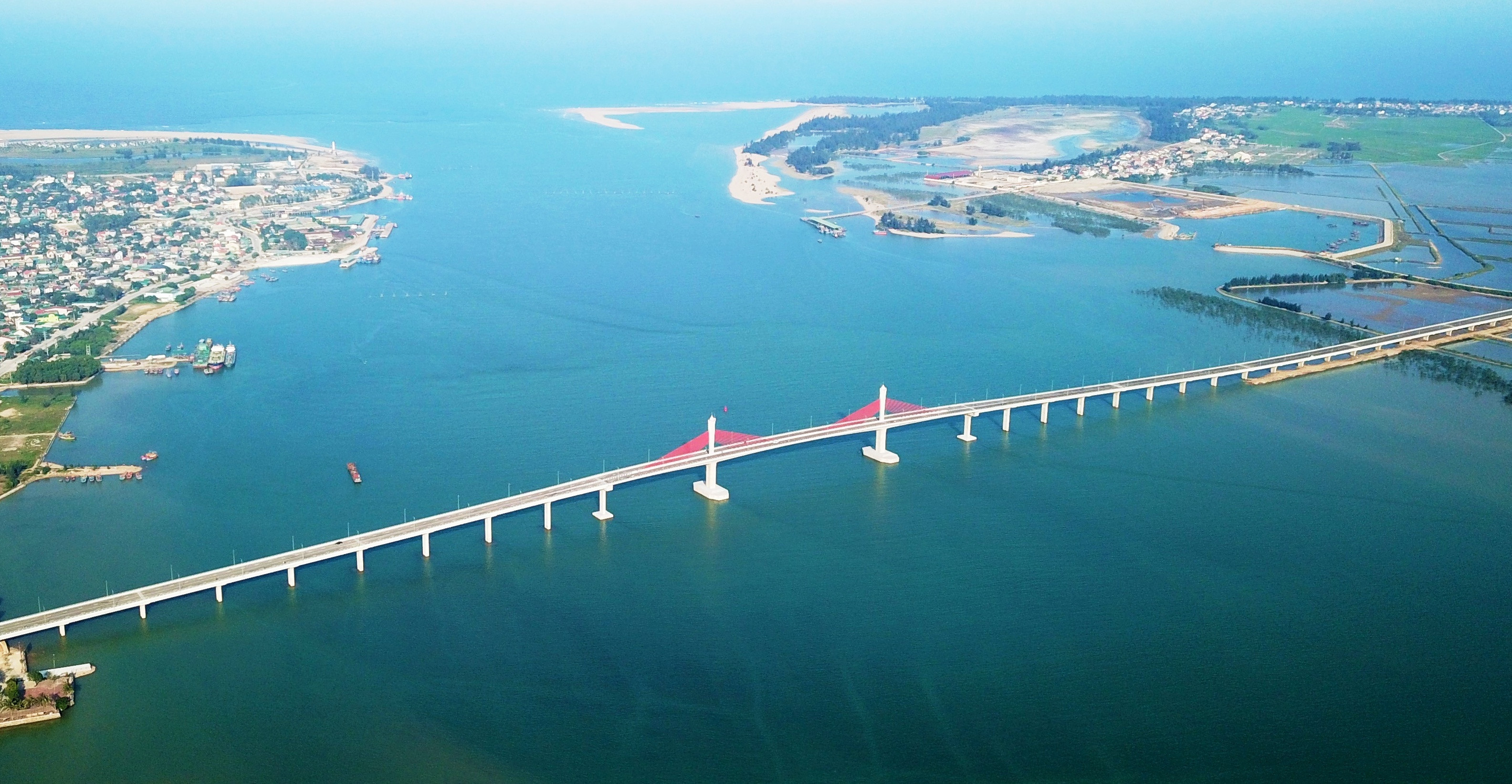 Cầu Cửa Hội bắc qua sông Lam, ảnh CTV.jpeg