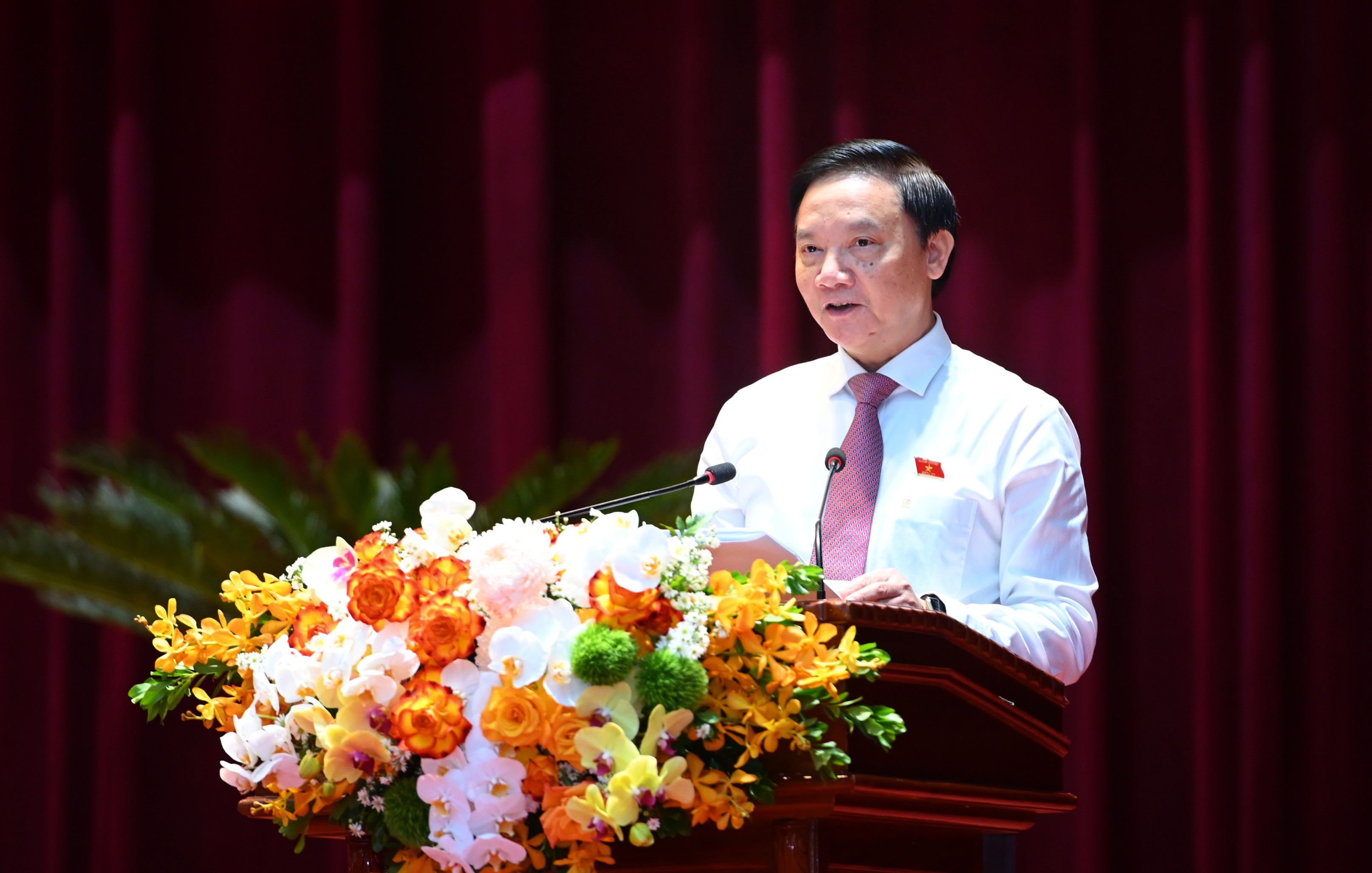 Đồng chí Nguyễn Khắc Định, Uỷ viên Trung ương Đảng, Phó Chủ tịch Quốc hội thay mặt Đảng đoàn Quốc hội Báo cáo về Chương trình hành động thực hiện Nghị quyết số 19.NO TW của Bộ Chính trị về xây dựng và phát triển tinh Nghệ An (đến năm 2030, tầm nhìn đến năm 2045