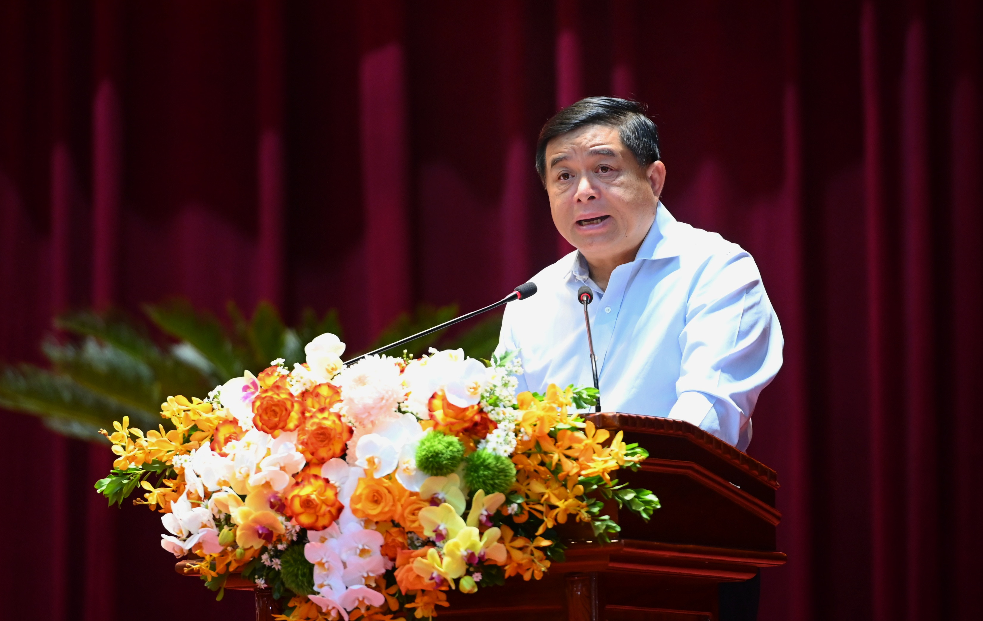 Đồng chí Nguyễn Chí Dũng - Ủy viên BCH Trung ương Đảng, Bộ trưởng Bộ Kế hoạch và Đầu tư phát biểu tham luận tại hội nghị