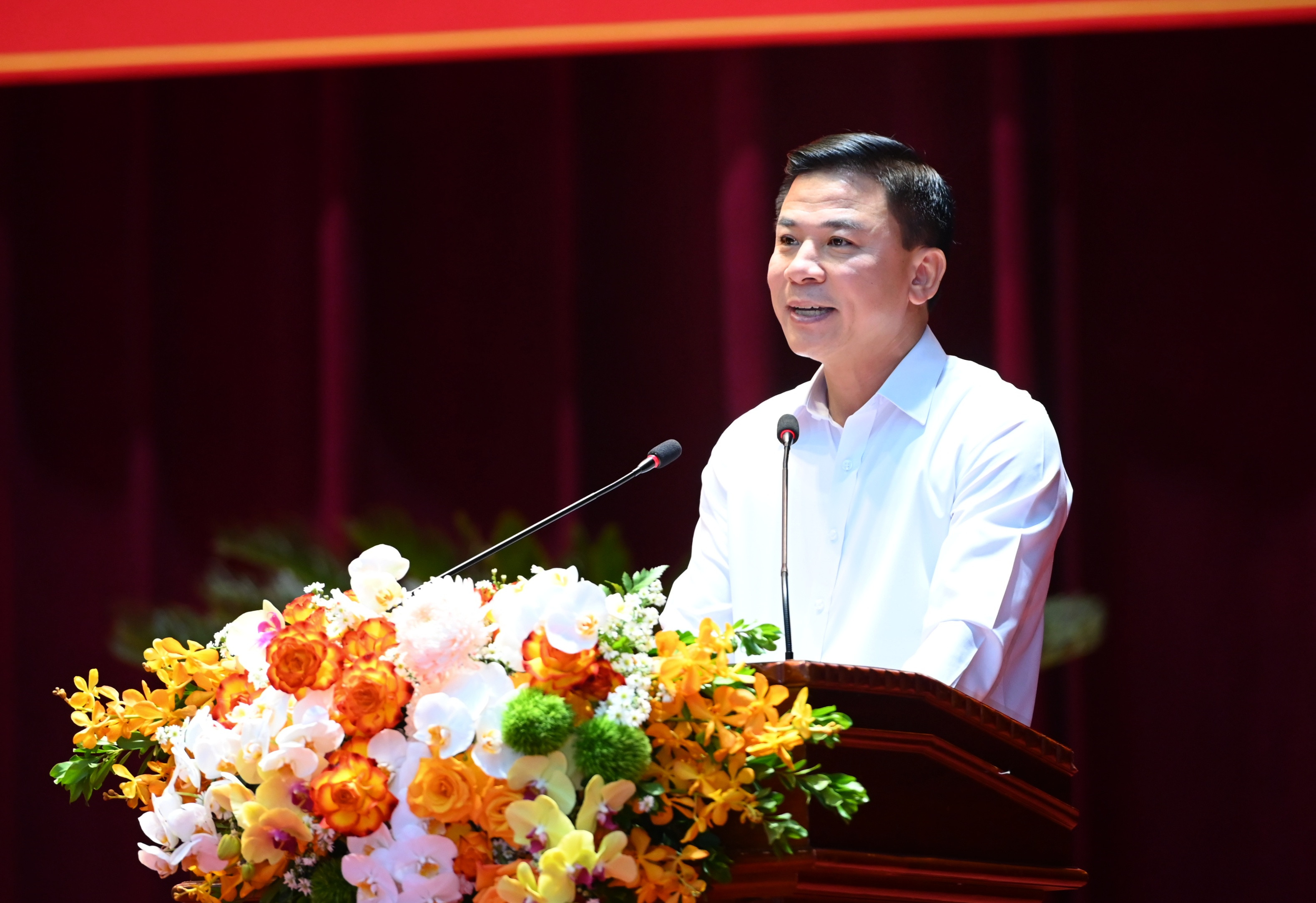 Đồng chí Đỗ Trọng Hưng, Ủy viên Trung ương Đảng, Bí thư Tỉnh ủy Thành Hóa phát biểu tham luận