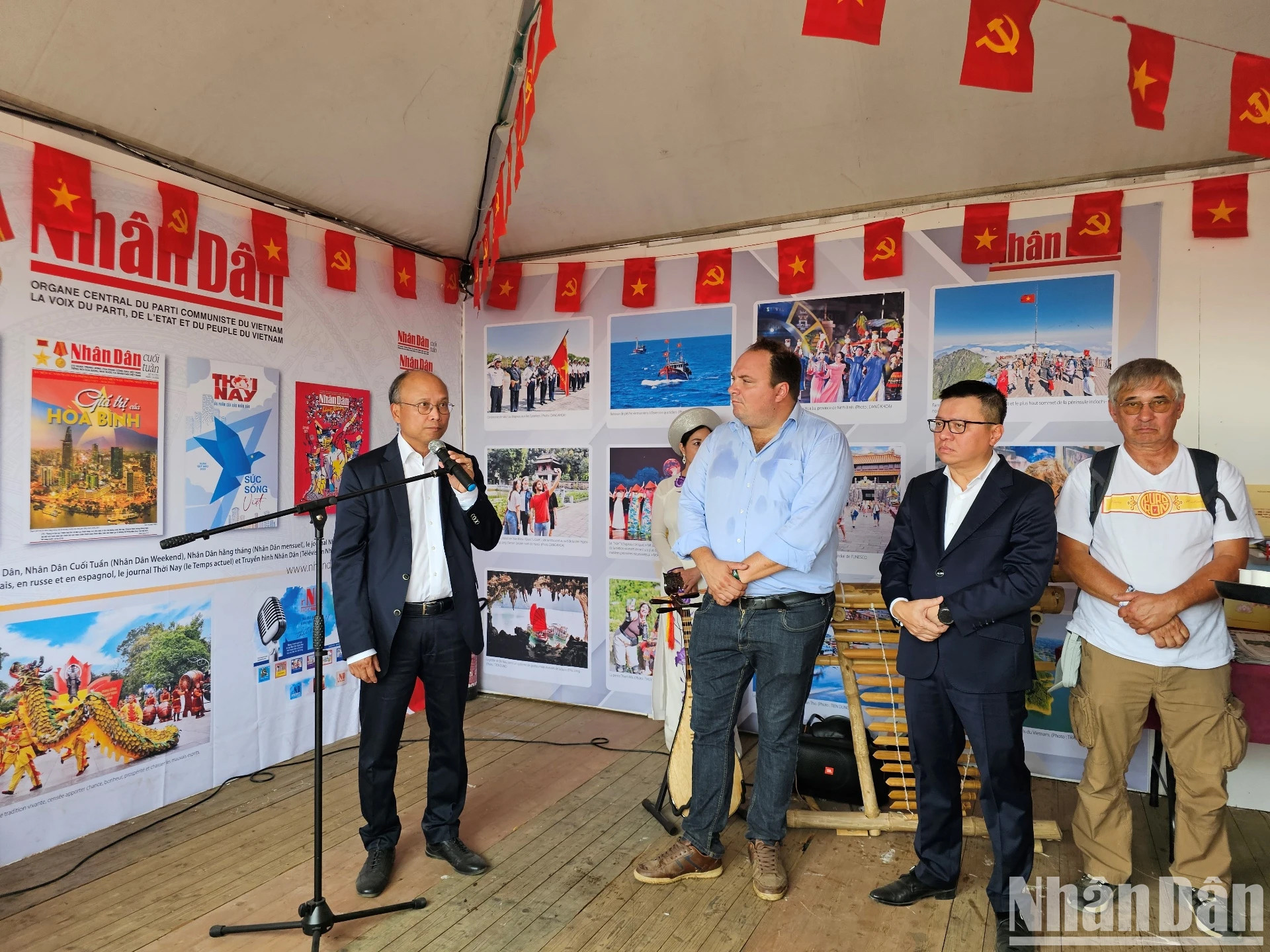 Đại sứ Việt Nam tại Pháp Đinh Toàn Thắng nhấn mạnh ý nghĩa của các hoạt động tại gian trưng bày .jpg