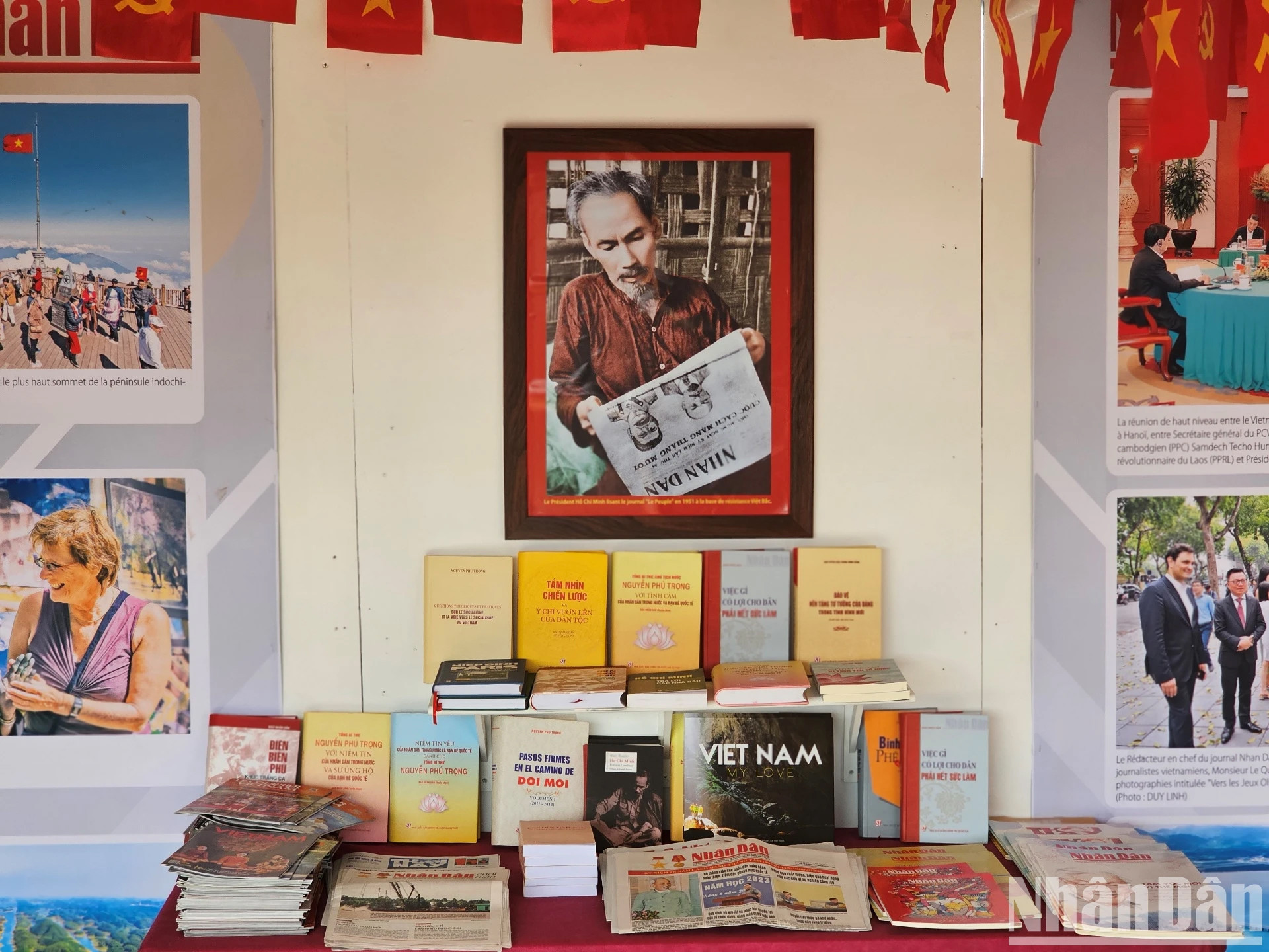Trưng bày sách và các ấn phẩm về Chủ tịch Hồ Chí Minh, Đảng Cộng sản Việt Nam, công cuộc đổi mới và hội nhập quốc tế.jpg