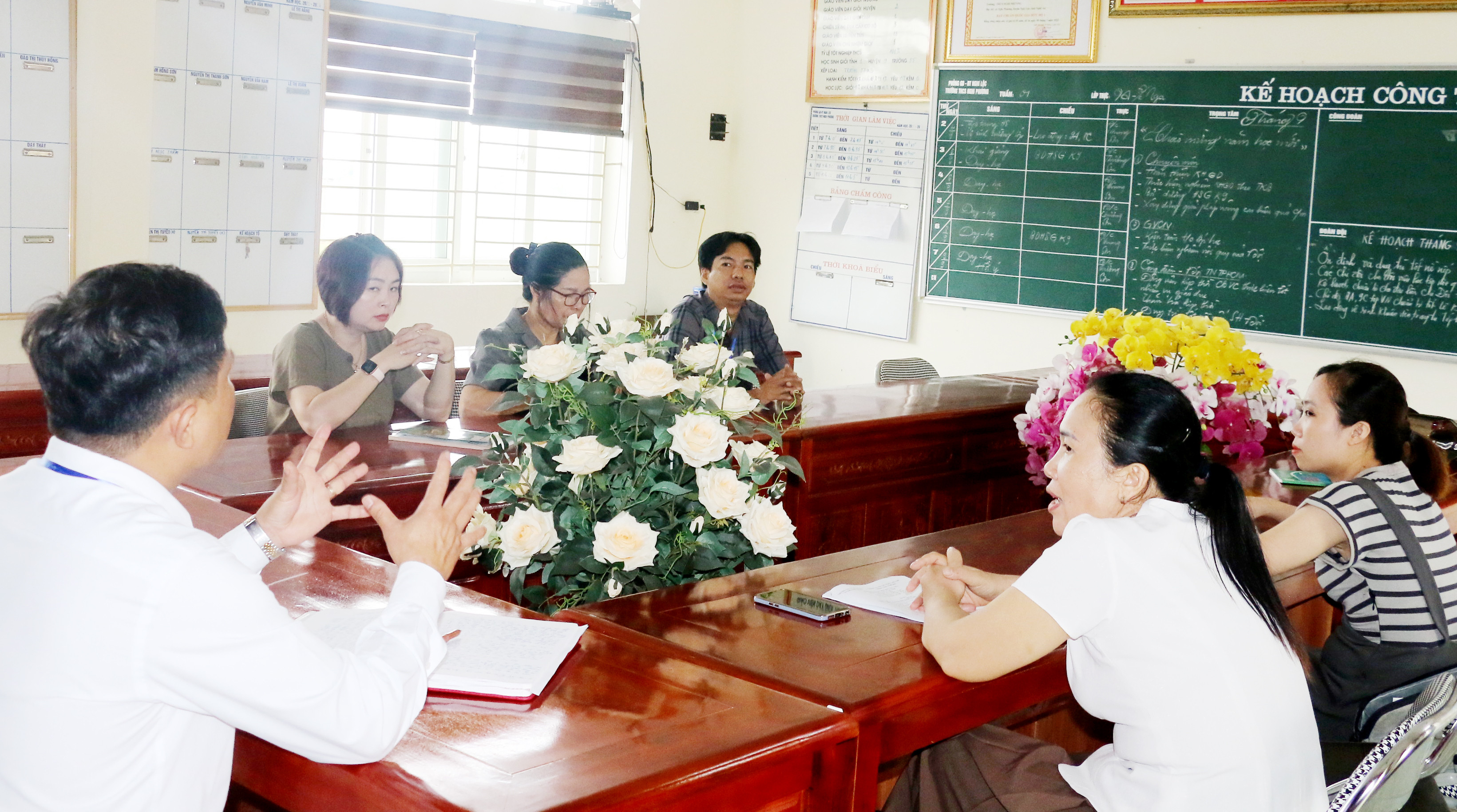 bna_Trường THCS Nghi Phương họp bàn giải pháp bố trí giáo viên.jpg