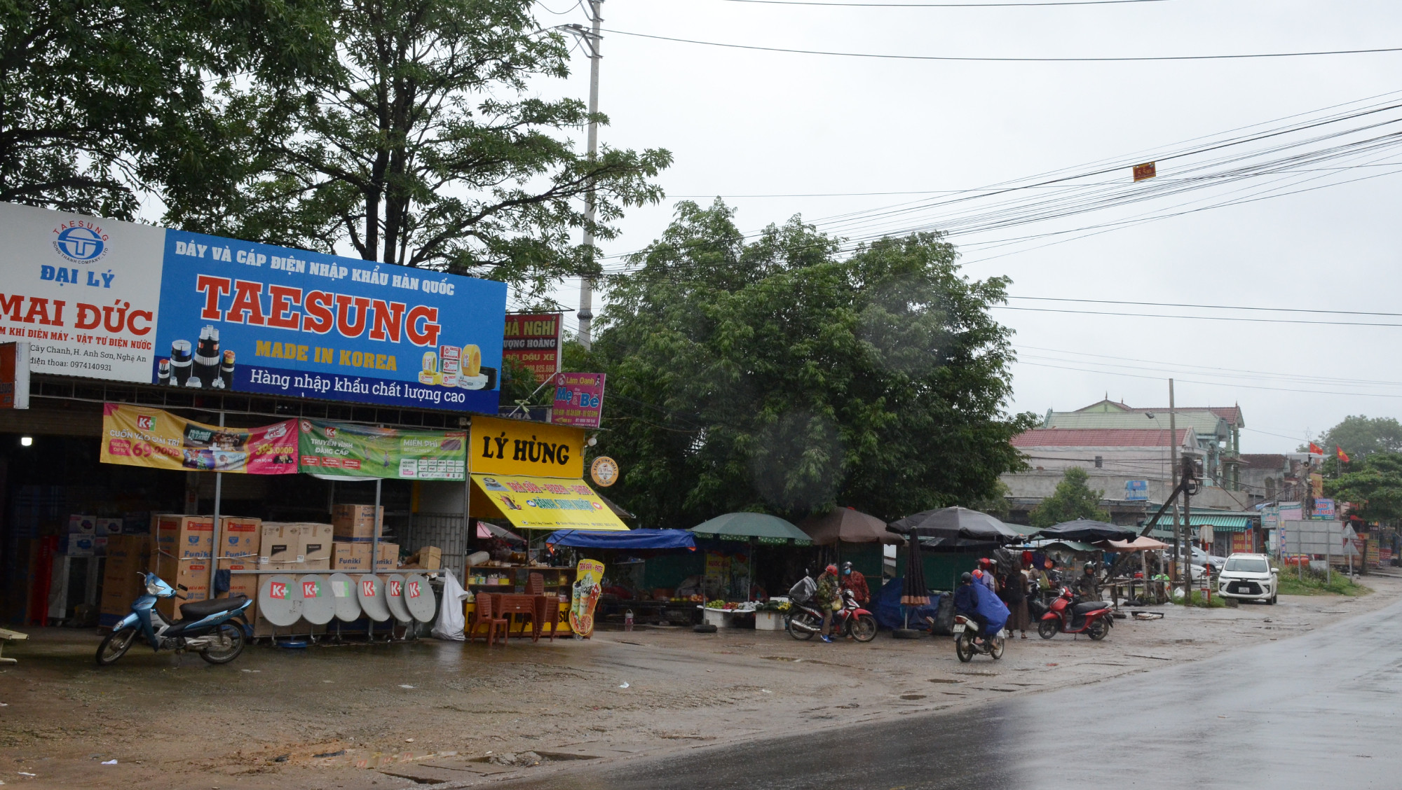 Thôn Cây Chanh - xóm Chợ vừa phát hiện có 13 ca mắc mới. Đây là thôn trung tâm, mật độ dân cư đông đúc.jpg