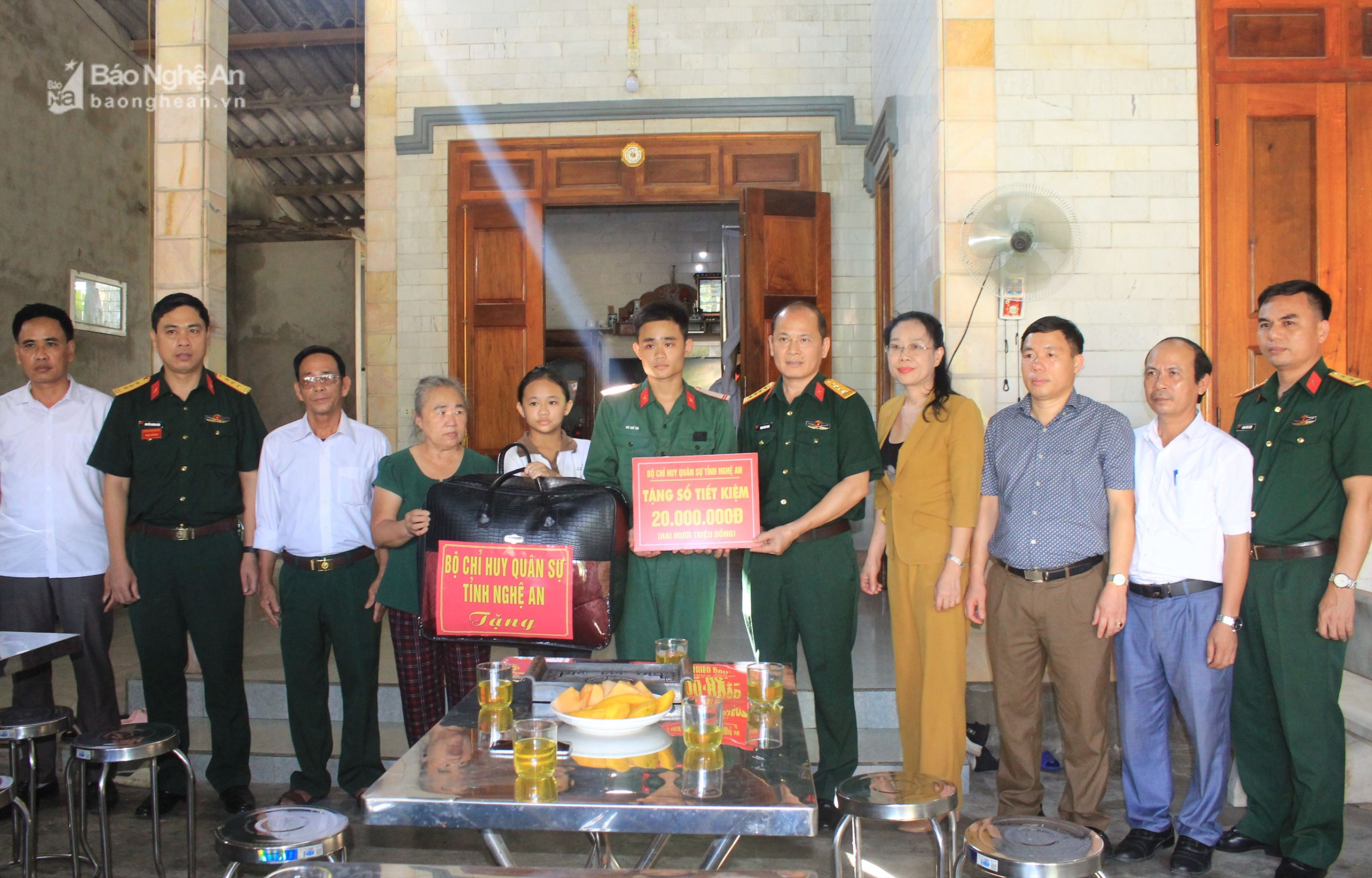Đảng ủy Bộ CHQS tỉnh đã trao tặng quà và sổ tiết kiệm trị giá 20 triệu đồng cho gia đình chiến sỹ Hồ Thế Tài.JPG