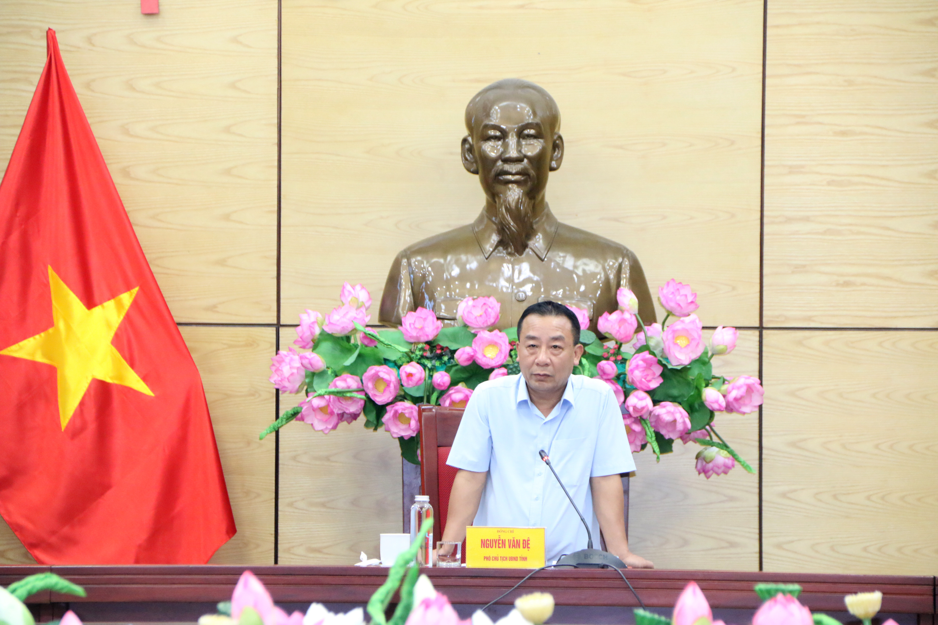 BNA_Đồng chí Nguyễn Văn Đệ - Phó Chủ tịch UBND tỉnh chủ trì cuộc họp. Tiến Đông.JPG