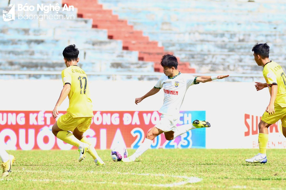 Khoảnh khắc vàng của Lê Văn Quý góp phần đưa U19 Sông Lam Nghệ An vào chung kết. Ảnh Chung Lê.jpg