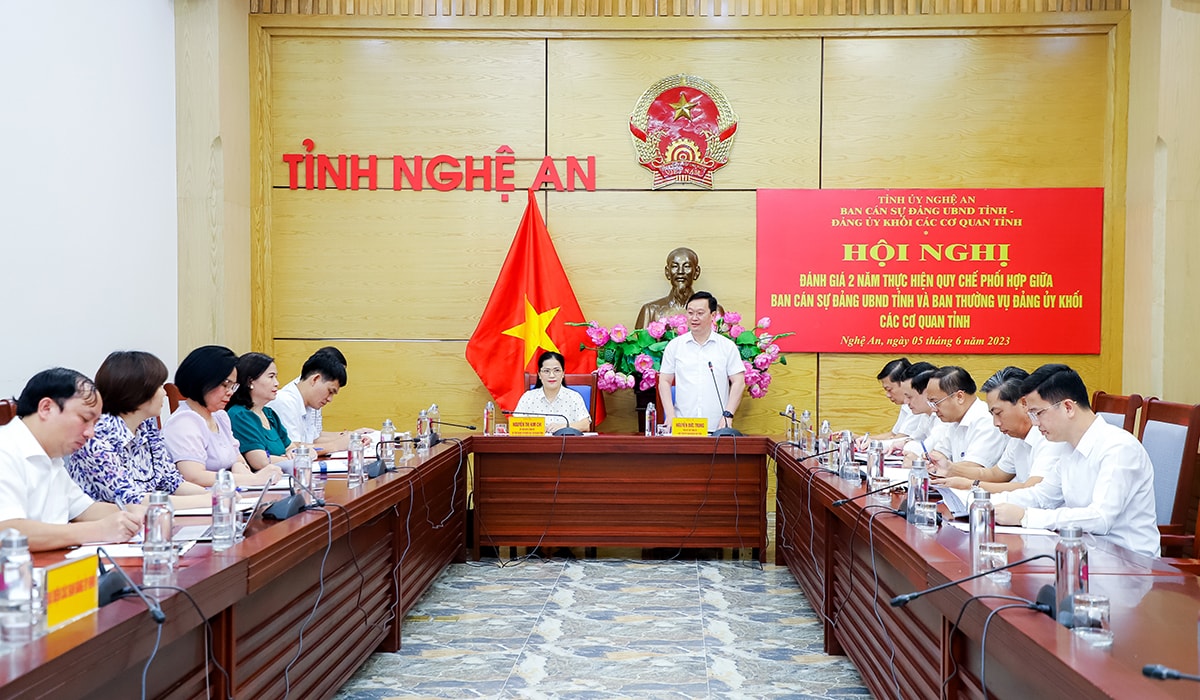 Ban Cán sự Đảng UBND tỉnh và Ban Thường vụ Đảng ủy Khối CCQ đánh giá 2 năm thực hiện Quy chế phối hợp tổ chức vào tháng 6/2023. Ảnh: Phạm Bằng