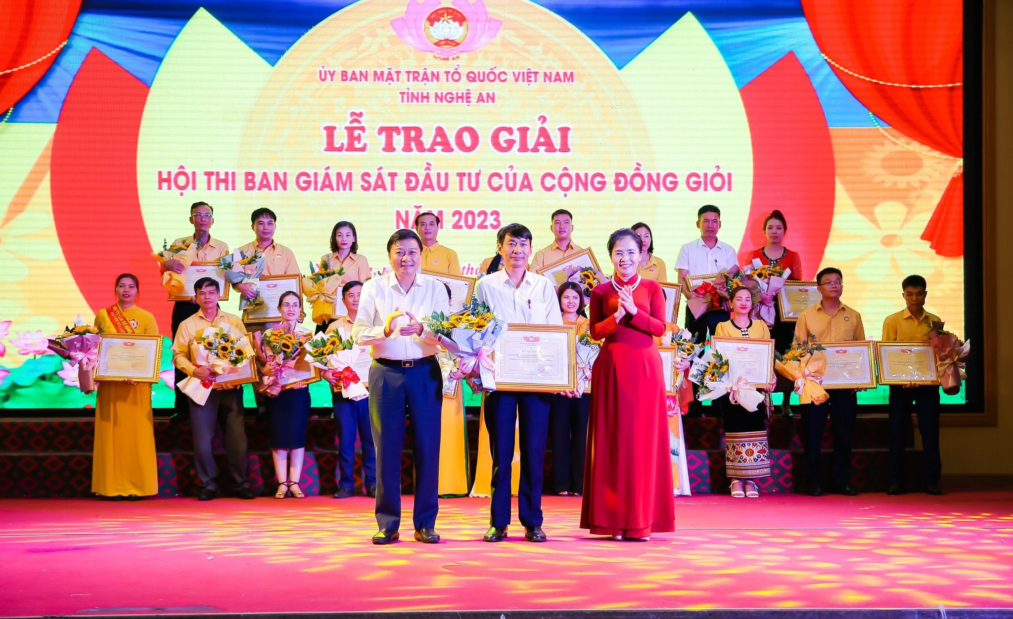  trao giải nhất cho đội thi của huyện Yên Thành.jpg