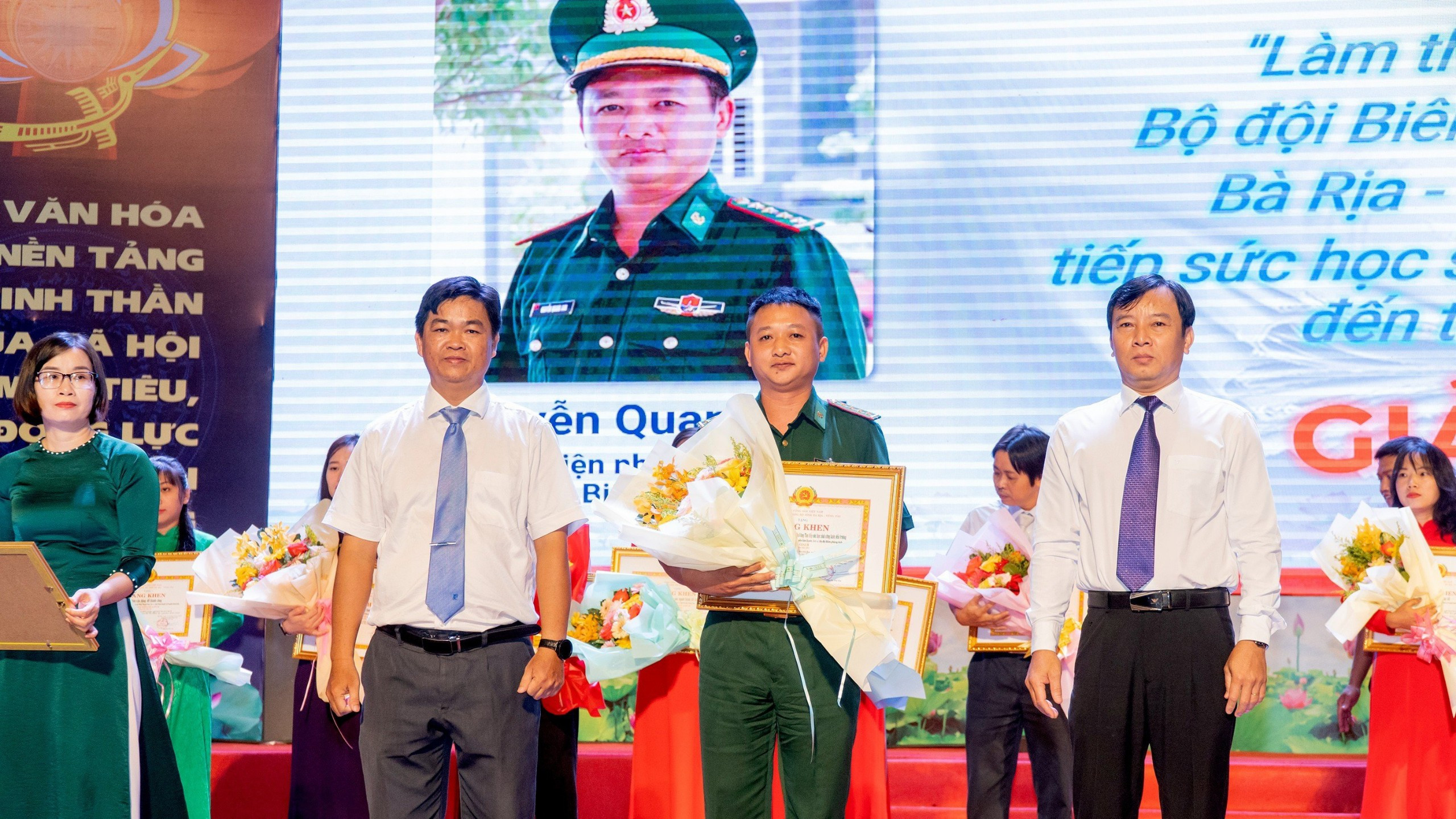 bna_Đại úy Nguyễn Quang Anh, quê gốc Quỳnh Thắng, Quỳnh Lưu (Nghệ An), nhận giải thưởng báo chí, ảnh Mai Thắng.jpg