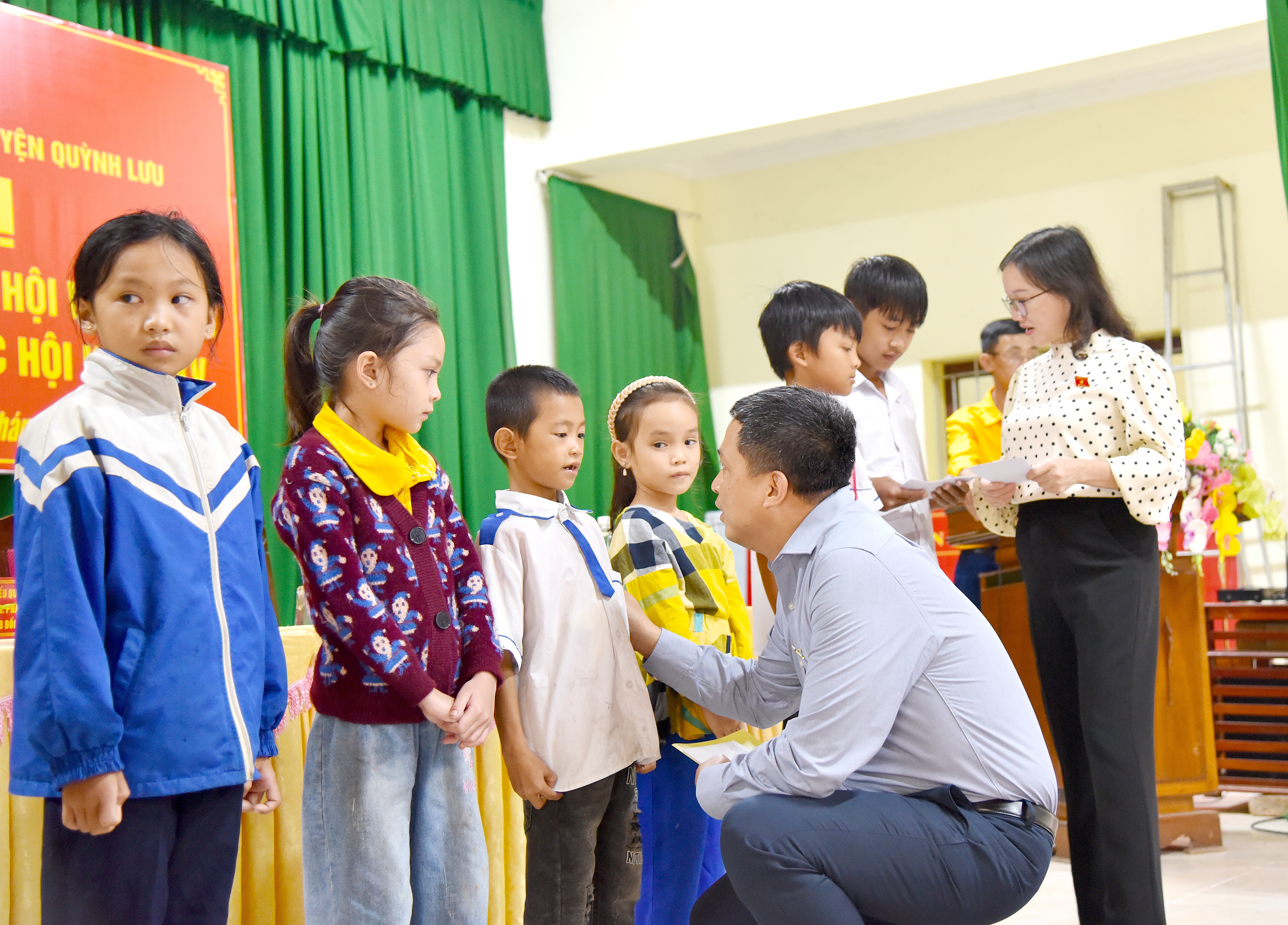 bna_ Đại biểu Quóc hội trao quà hỗ trợ học sinh có hoàn cảnh khó khăn của xã Tân Tháng QUỳnh Lưu ảnh Hoài Thu.JPG