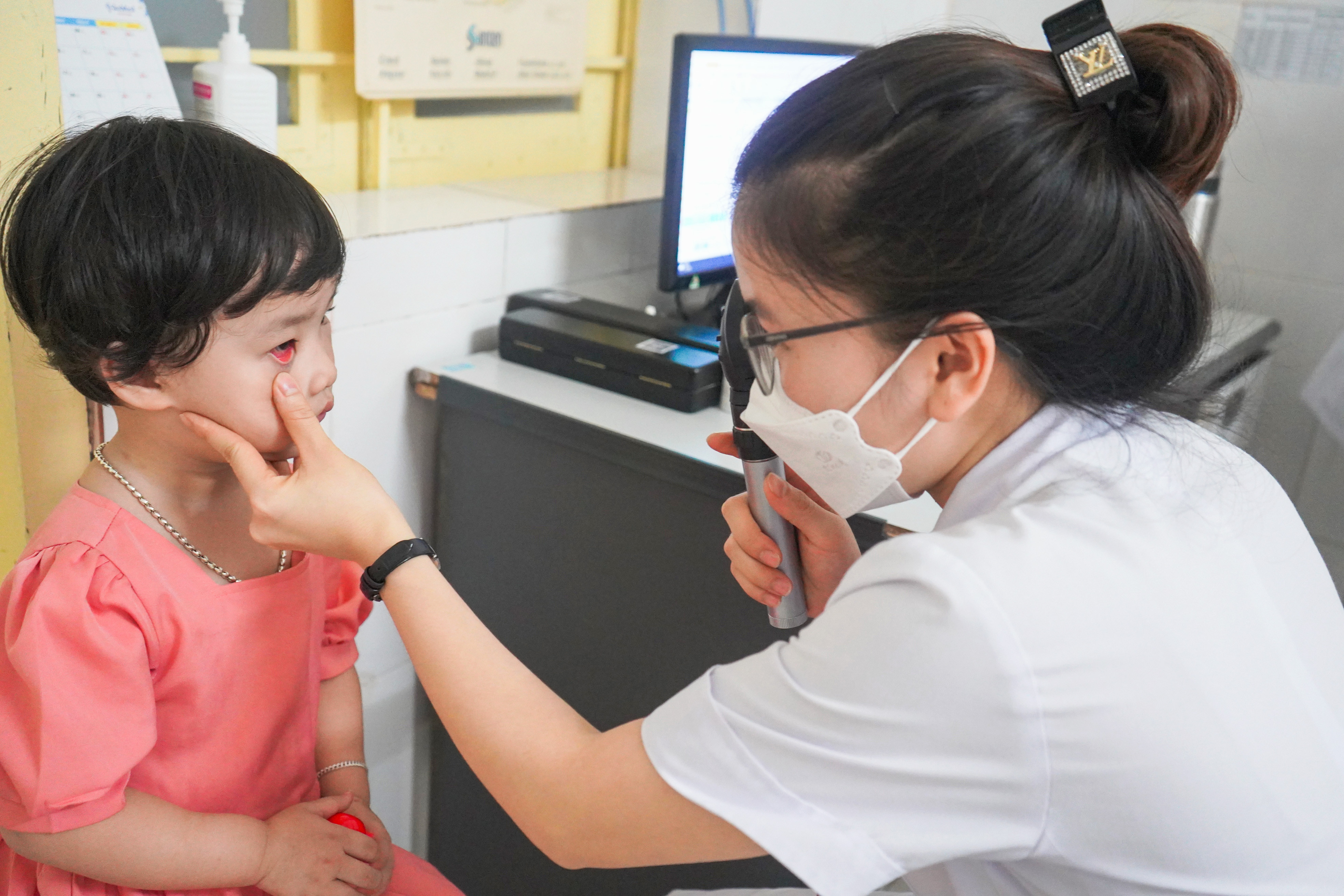 Nhiều trẻ em ở Nghệ An đã bị đau mắt đỏ (1).jpg
