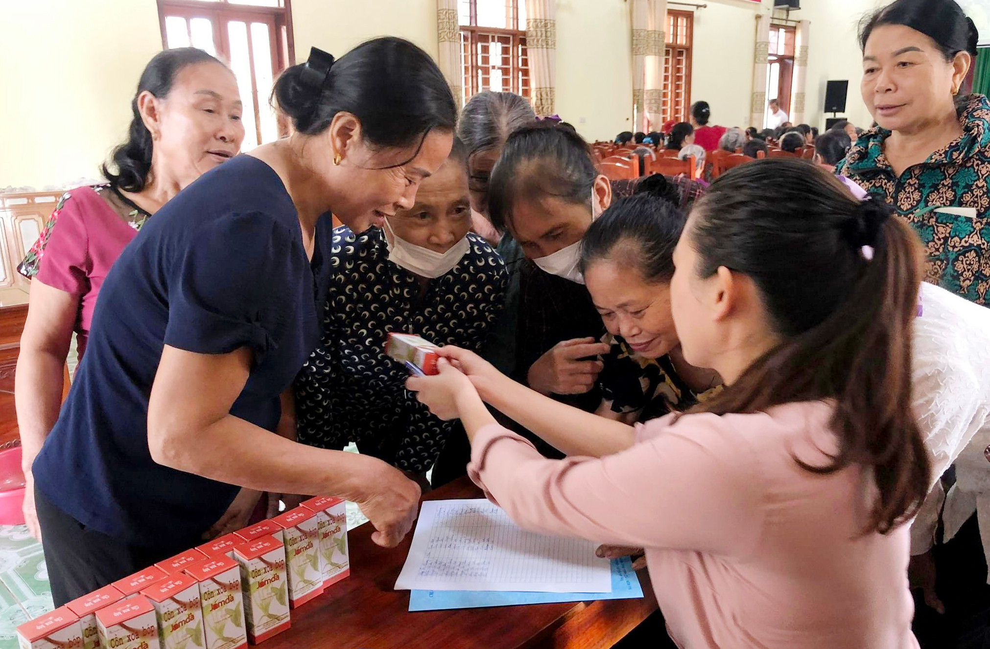 bna_Tư vân và cấp thuốc miễn phí cho người cao tuổi ở huyện Nghi Lộc. Ảnh - PV.jpeg