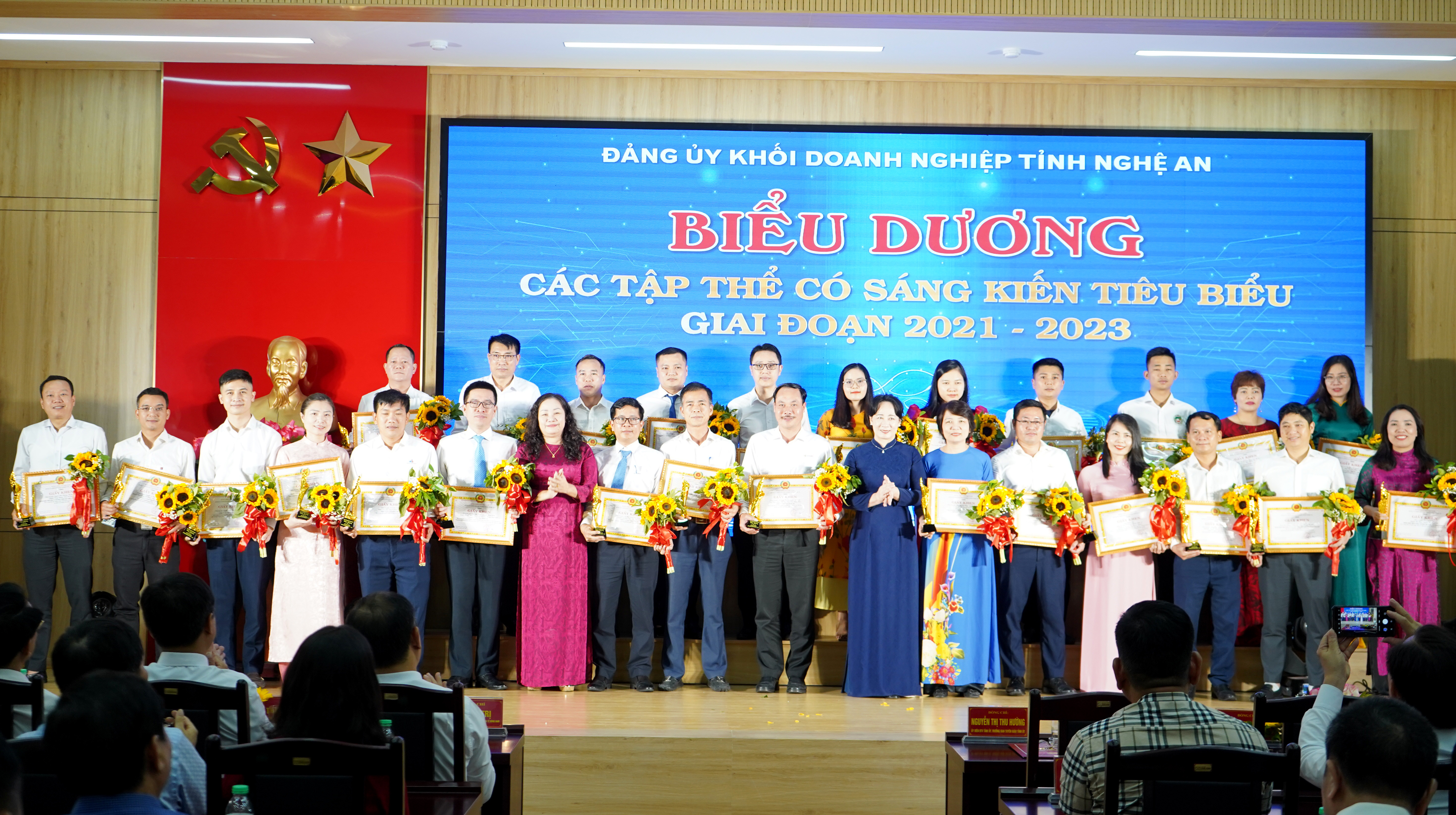 bna_Đảng uỷ khối Doanh nghiệp tỉnh tặng giấy khen cho các tập thể có sáng kiến tiêu biểu giai đoạn 2021 2023 ảnh Quang An 2.jpg
