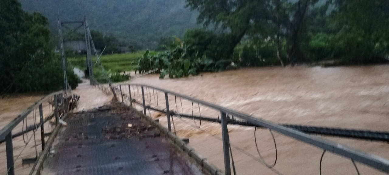 bna_Nhiều tuyến đường vào Châu Thôn (Quế Phong) đi bị ngập nước, gây nguy hiểm cho người đi lại. Ảnh -- PV.jpg