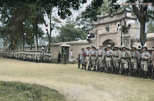 bna_Lính đứng trước Hành Cung, chuẩn bị đón Vua Bảo Đại, 1932. Ảnh tư liệu.jpg