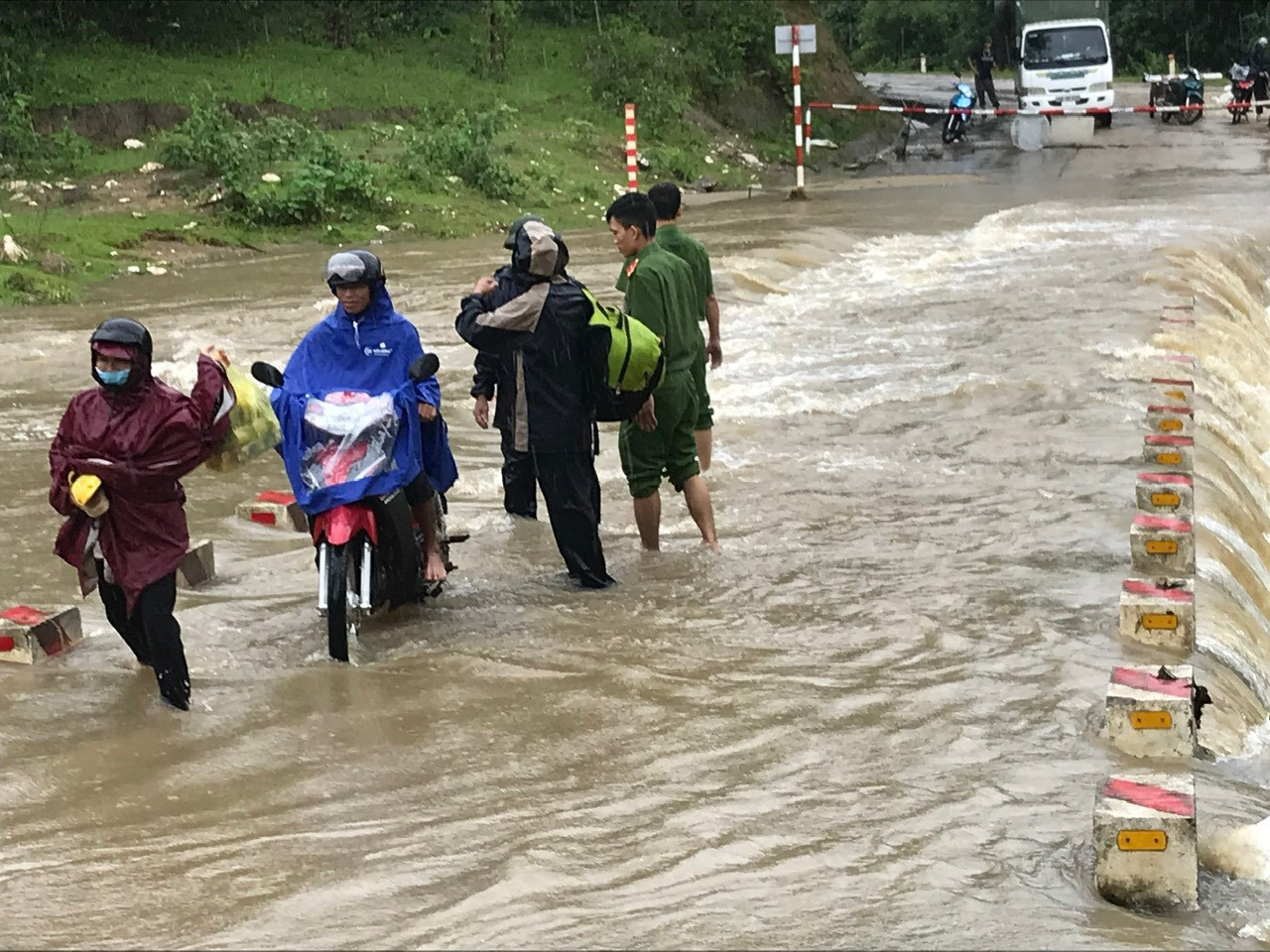 bna_Lực lượng Công an hỗ trợ người dân di chuyển qua đập tràn4.jpeg