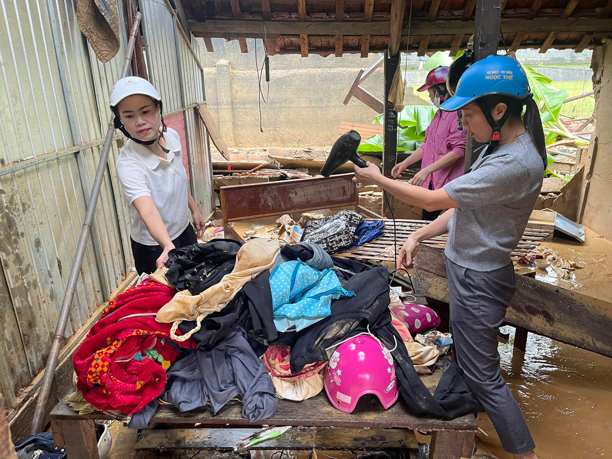 bna_Giáo viên Trường THPT Quỳ Châu hỗ trợ học sinh thu dọn sau lũ lụt.jpg