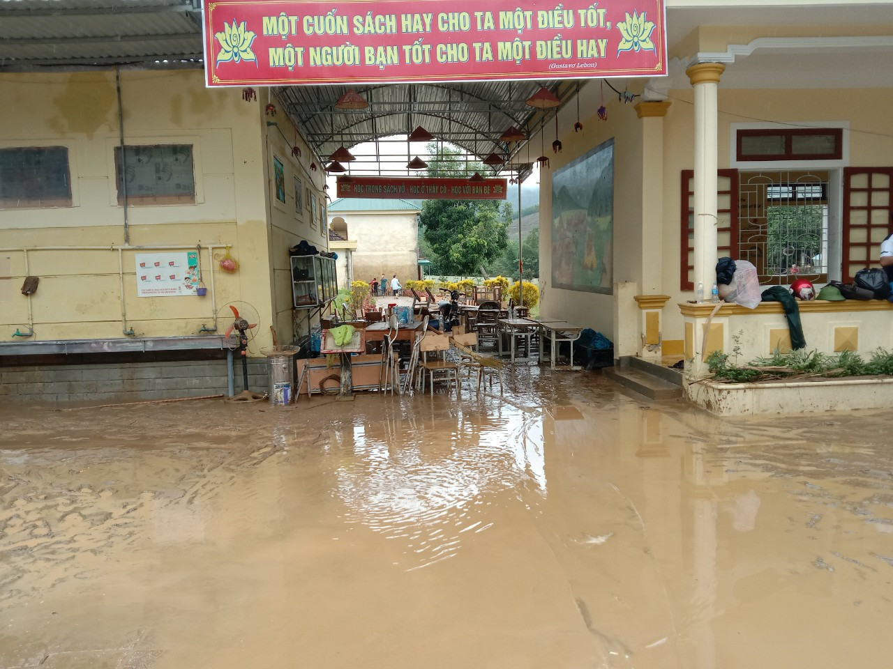 bna_Sau lũ Trường Tiểu học Châu Thắng ngập trong bùn lầy.jpg