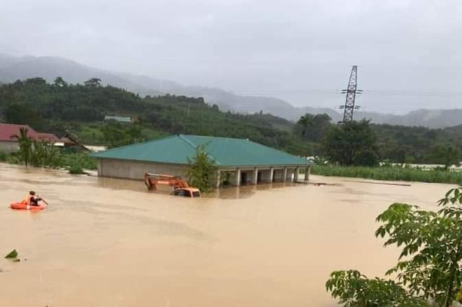 bna_Trường Tiểu học Châu Thắng bị ngập trong nước lũ.jpg