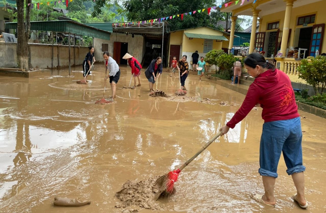 Công tác khắc phục bão lũ đang được Trường Tiểu học Châu Hạnh tiến hành khẩn trương.jpg