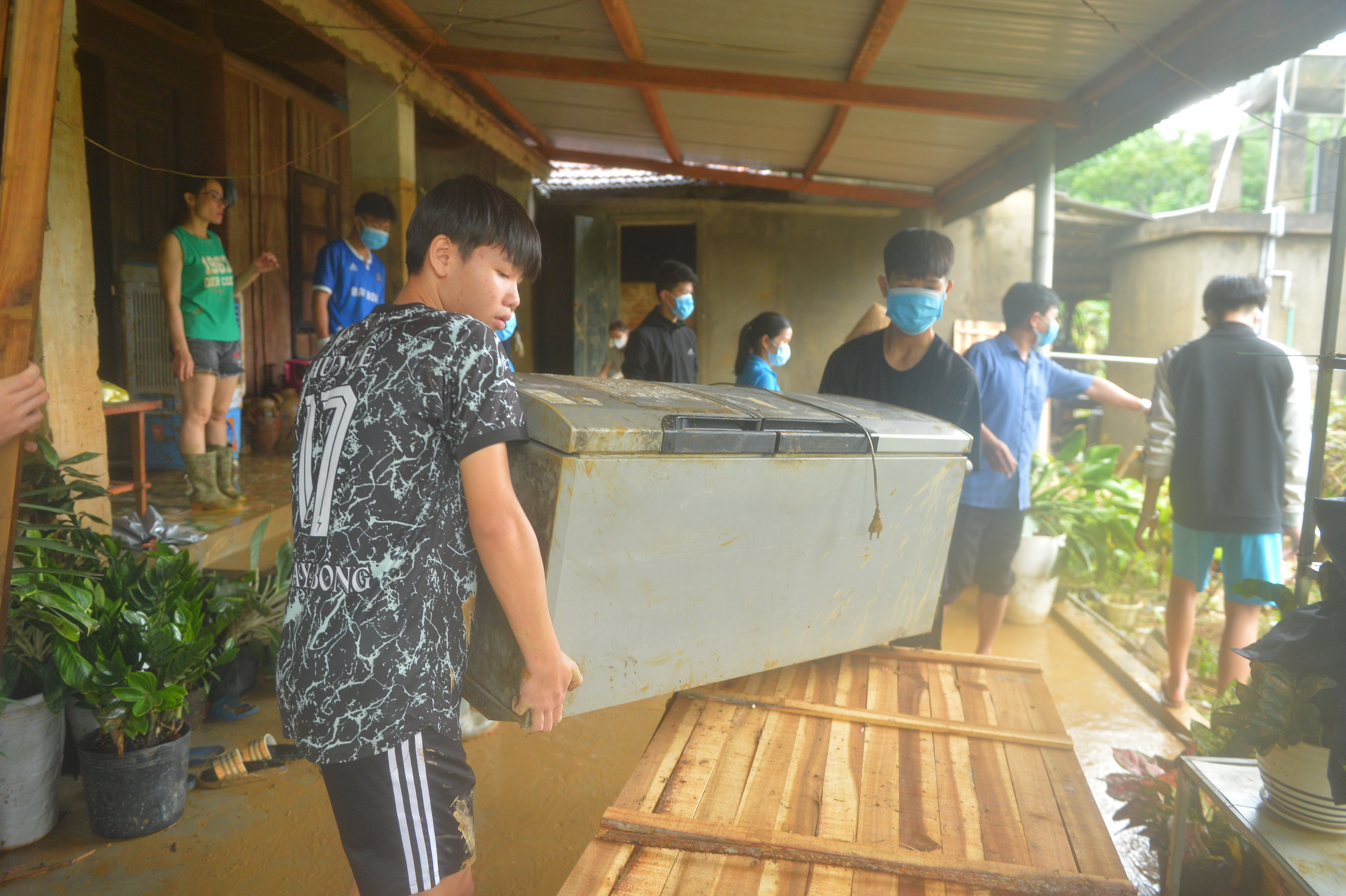 bna_Các em học sinh tập trung dọn dẹp sau mưa lũ ảnh Văn Trường.JPG