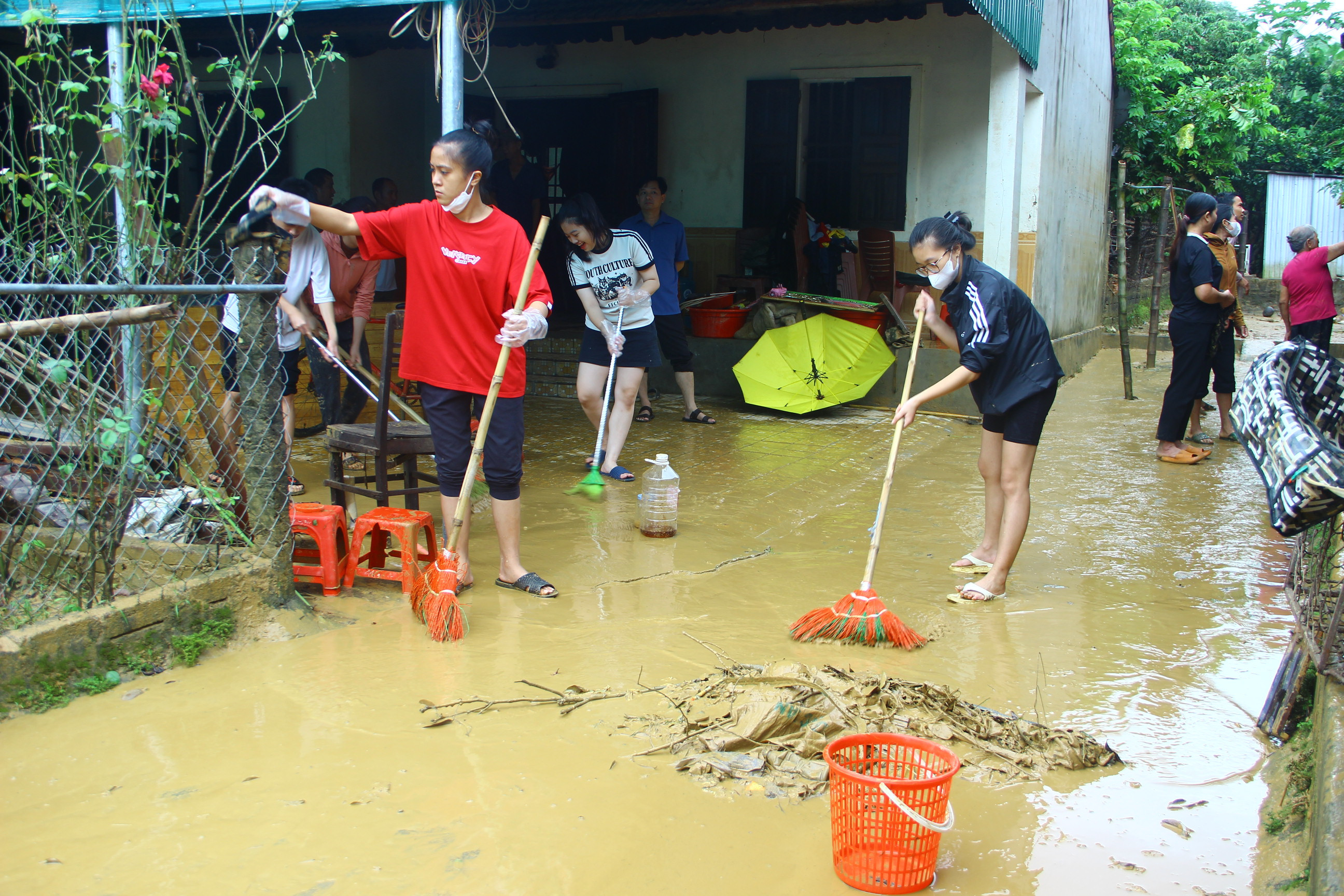 bna_Người dân Quỳ Châu tập trung dọn bùn sau mưa lũ ảnh Quang An 2.JPG