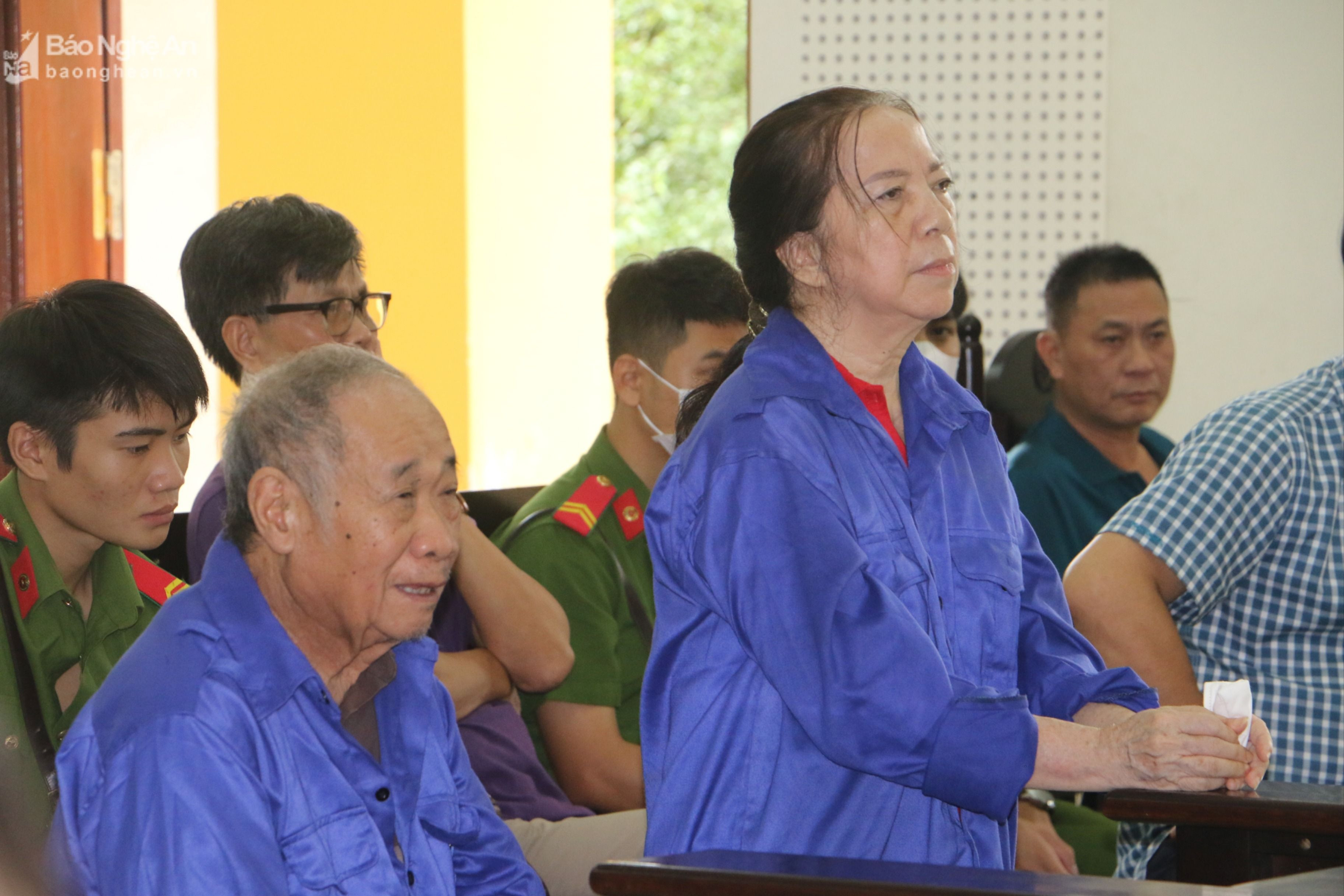 Bị cáo Nguyễn Đình Khang và Nguyễn Thị Thu tại phiên toà sơ thẩm. Ảnh: An Quỳnh.