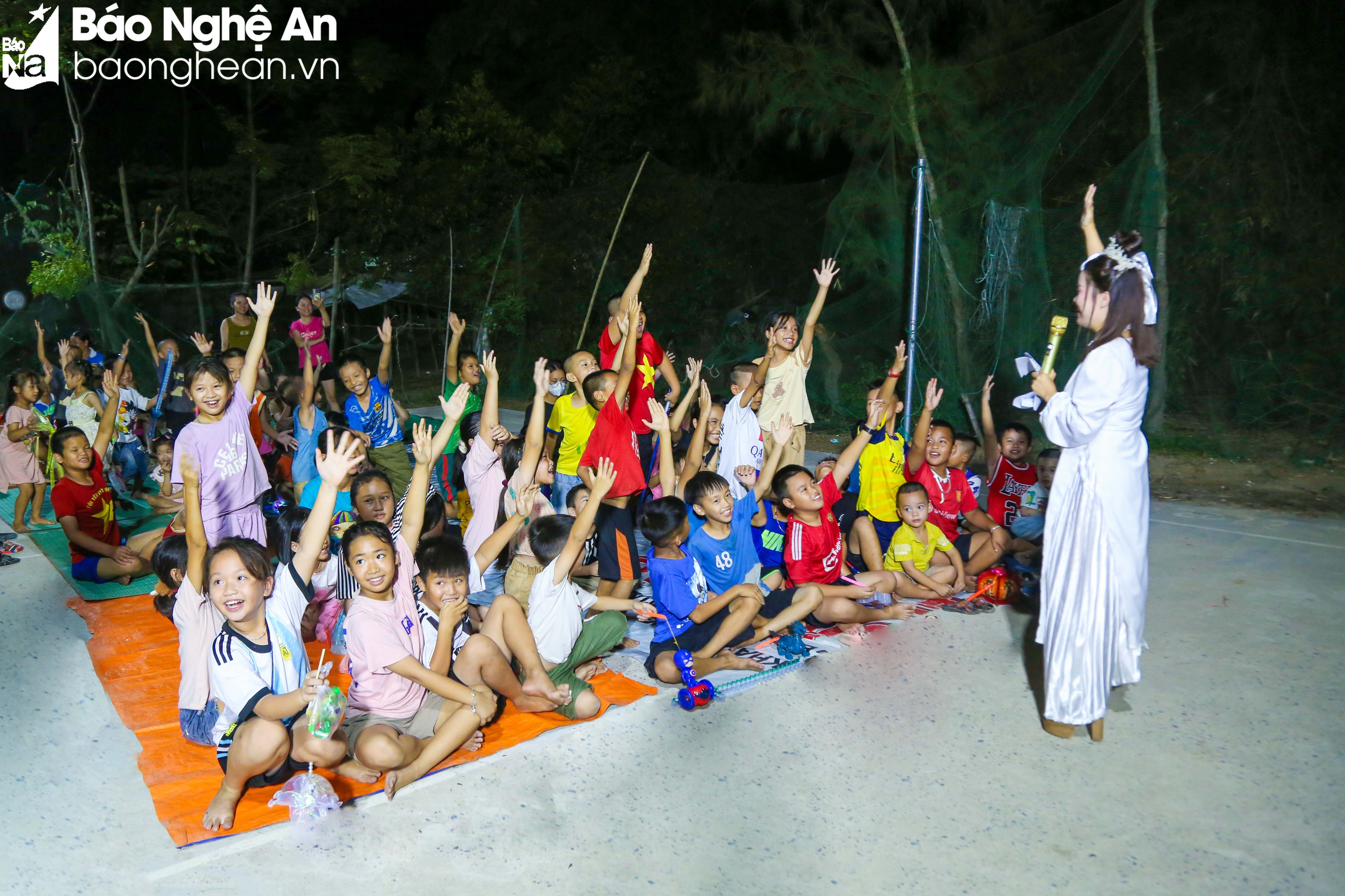 Chương trình Trung thu cho trẻ em làng chài Hòa Lam (xã Hưng Hòa, thành phố Vinh). Ảnh Đình Tuyên.jpg