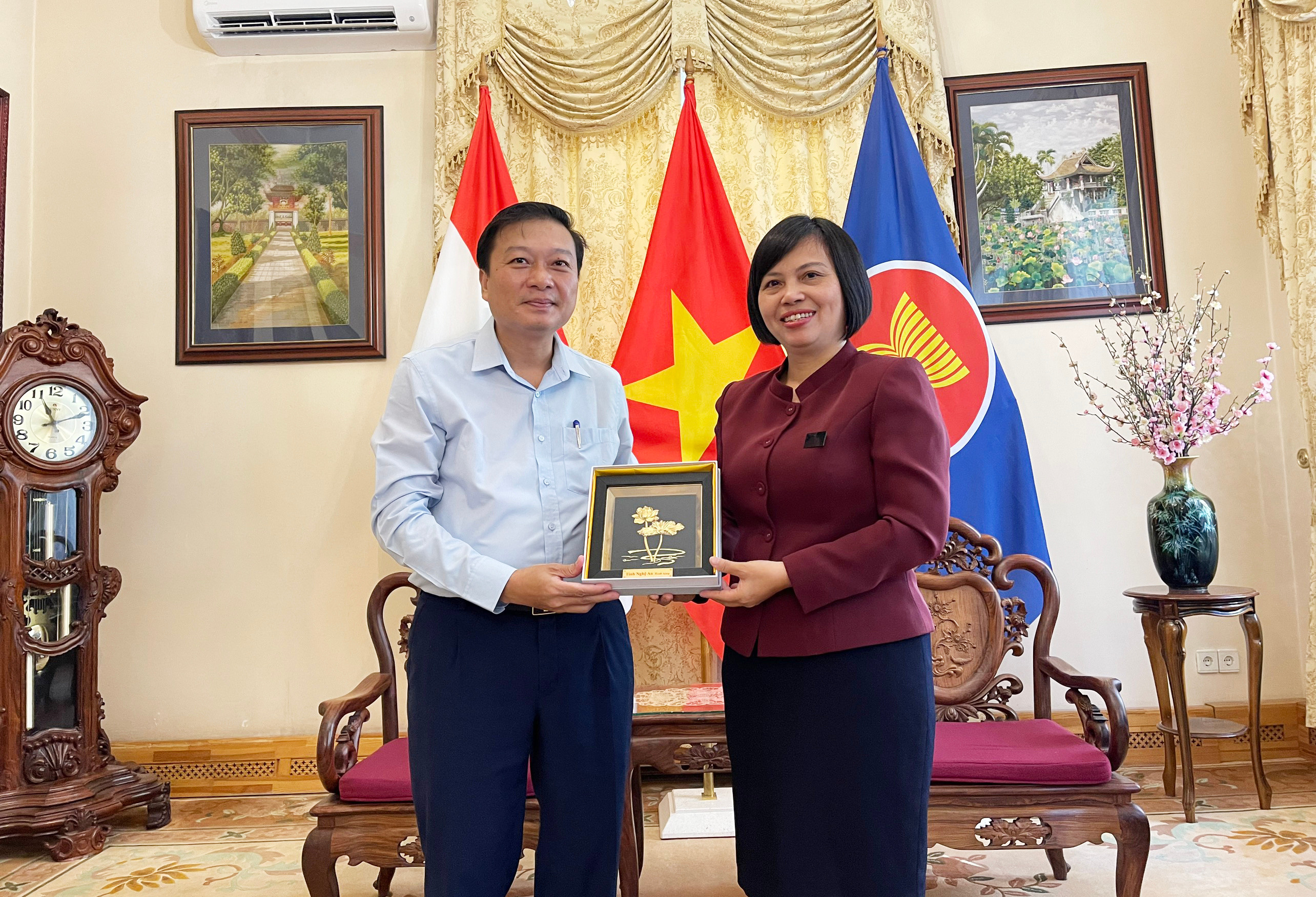 bna-Đồng chí Lê Hồng Vinh trao quà tặng Đại sứ Việt Nam tại Hungary.jpg
