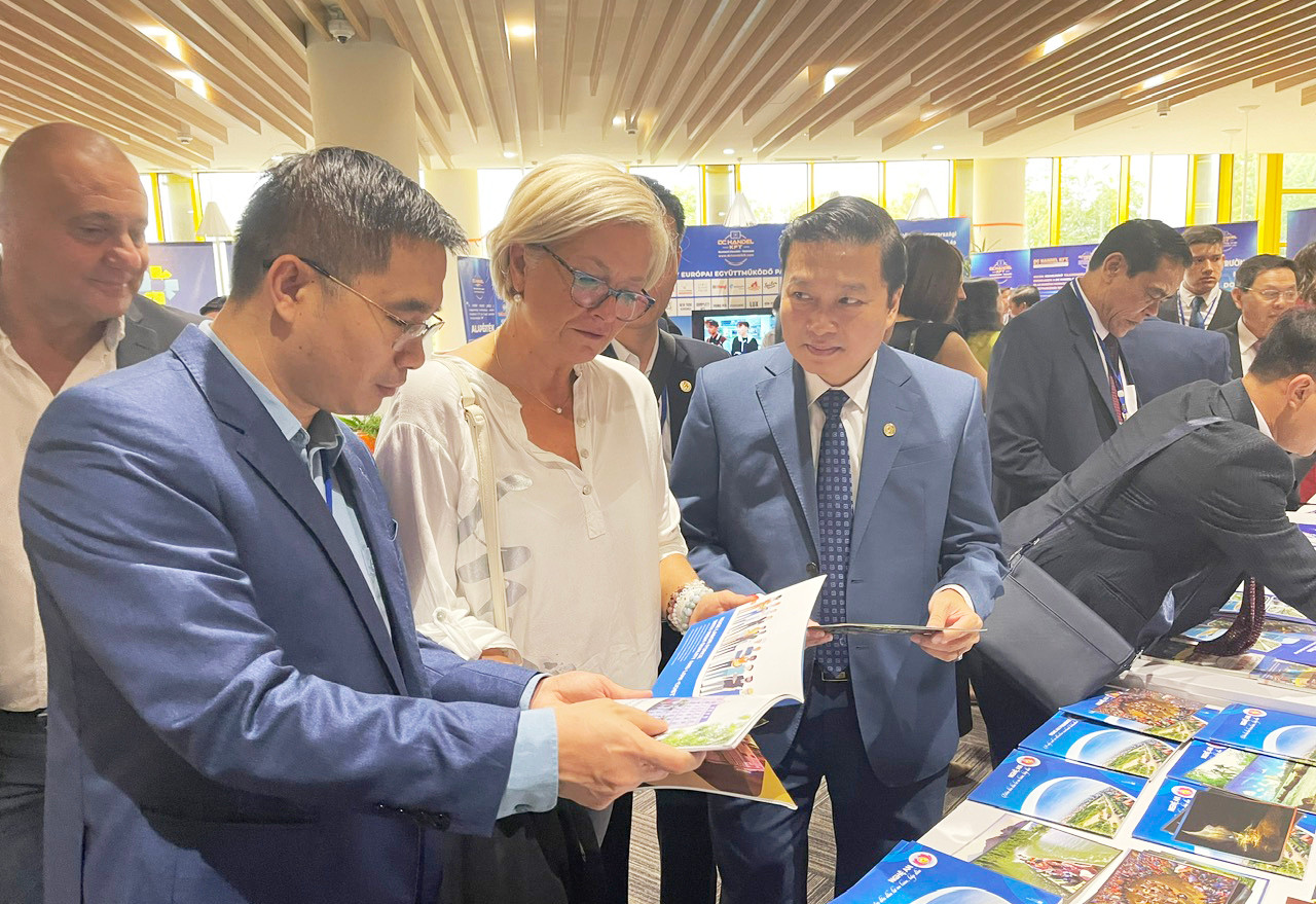bna-Đồng chí Lê Hồng Vinh và các đại biểu tham quan gian hàng giới thiệu tiềm năng của tỉnh Nghệ An .jpg