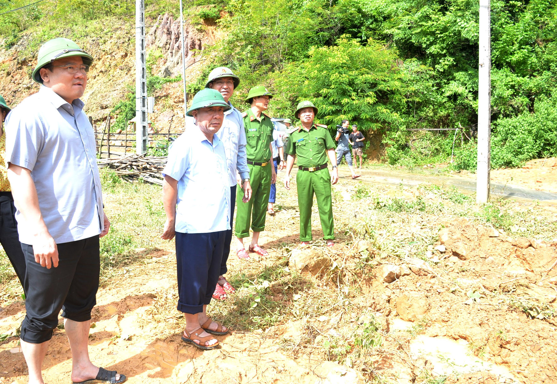 Đồng chí Nguyễn Văn Đệ - Phó Chủ tịch UBND tỉnh cùng đoàn kiểm tra tại điểm sạt lở núi ở bản Xiêng Thù, xã Chiêu Lưu.jpg