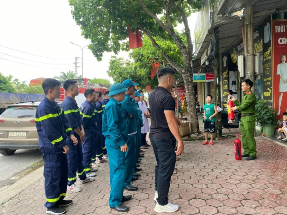 Đội CC&CNCH số 6, Phòng Cảnh sát PCCC & CNCH tỉnh hướng dẫn người dân tại khối 5, thị trấn Con Cuông sử dụng bình chữa cháy. Anh cscc.jpg