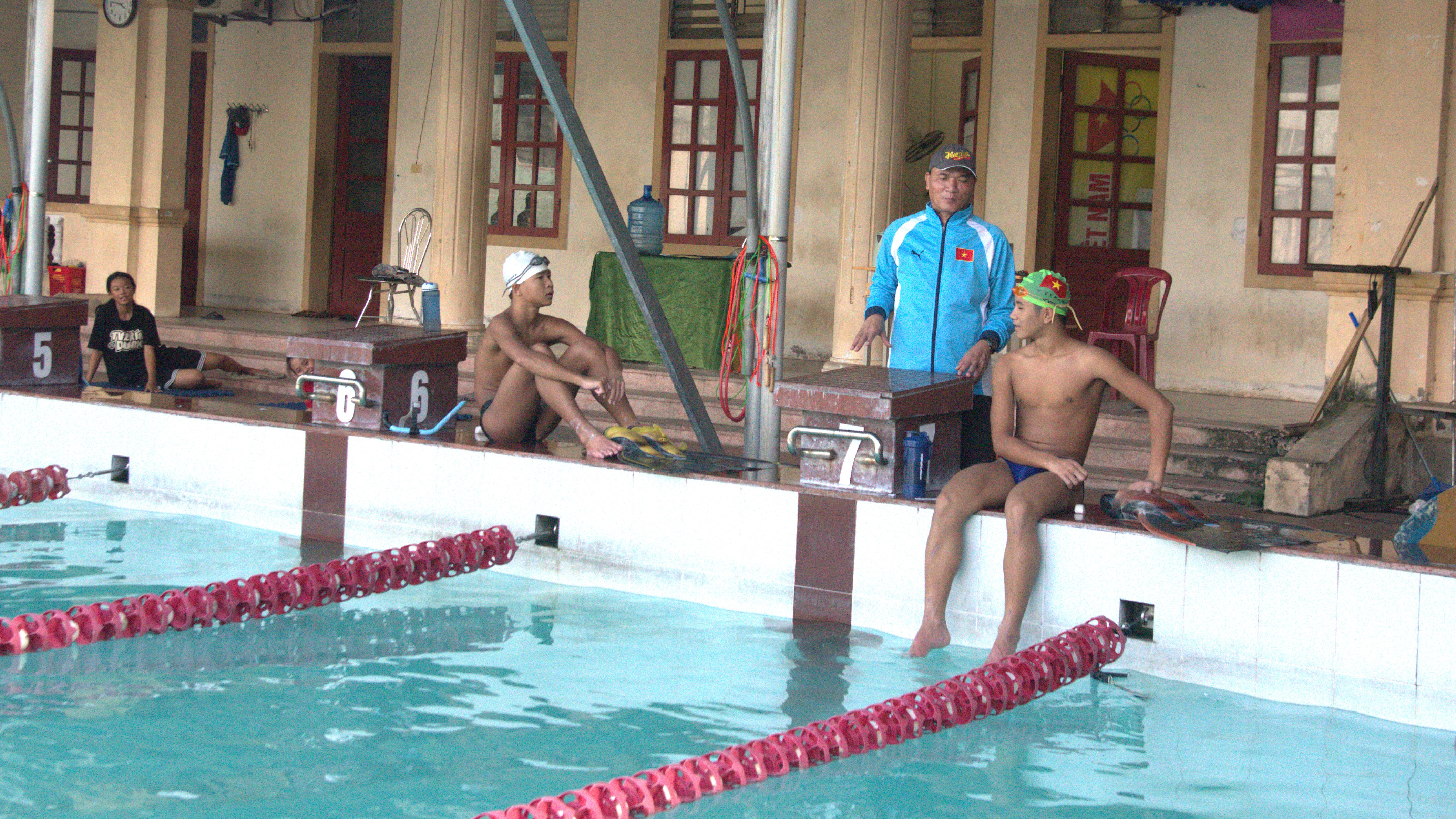 bna_HLV Hồ Phi Lược cùng các vận động viên trẻ môn lặn của Trung tâm Huấn luyện và thi đấu TDTT tỉnh.jpg