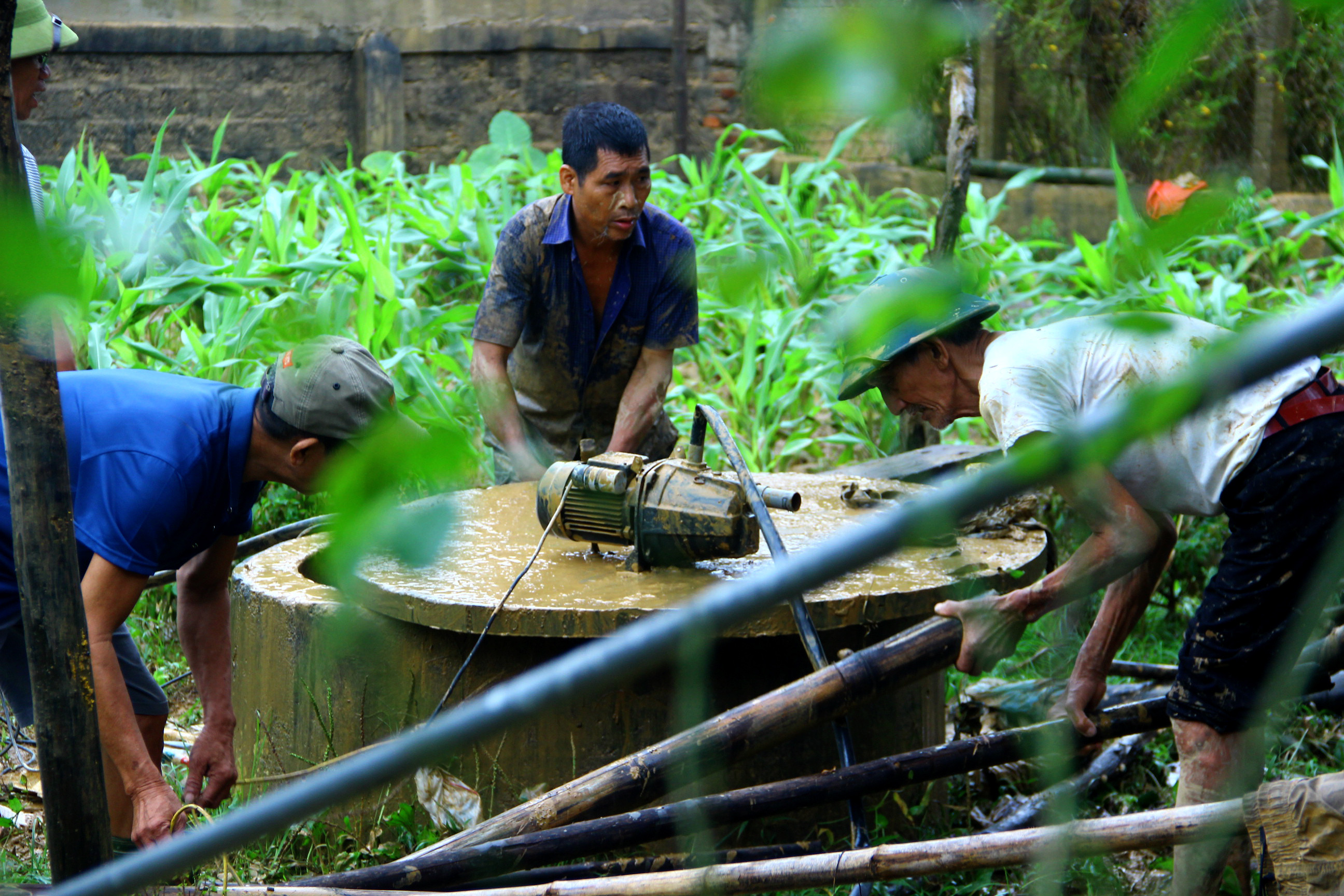 bna_Do mưa lũ khiến nguồn nước bị ô nhiễm bà con phải tìm kiếm nguồn nước để sinh hoạt ảnh Quang An.jpg