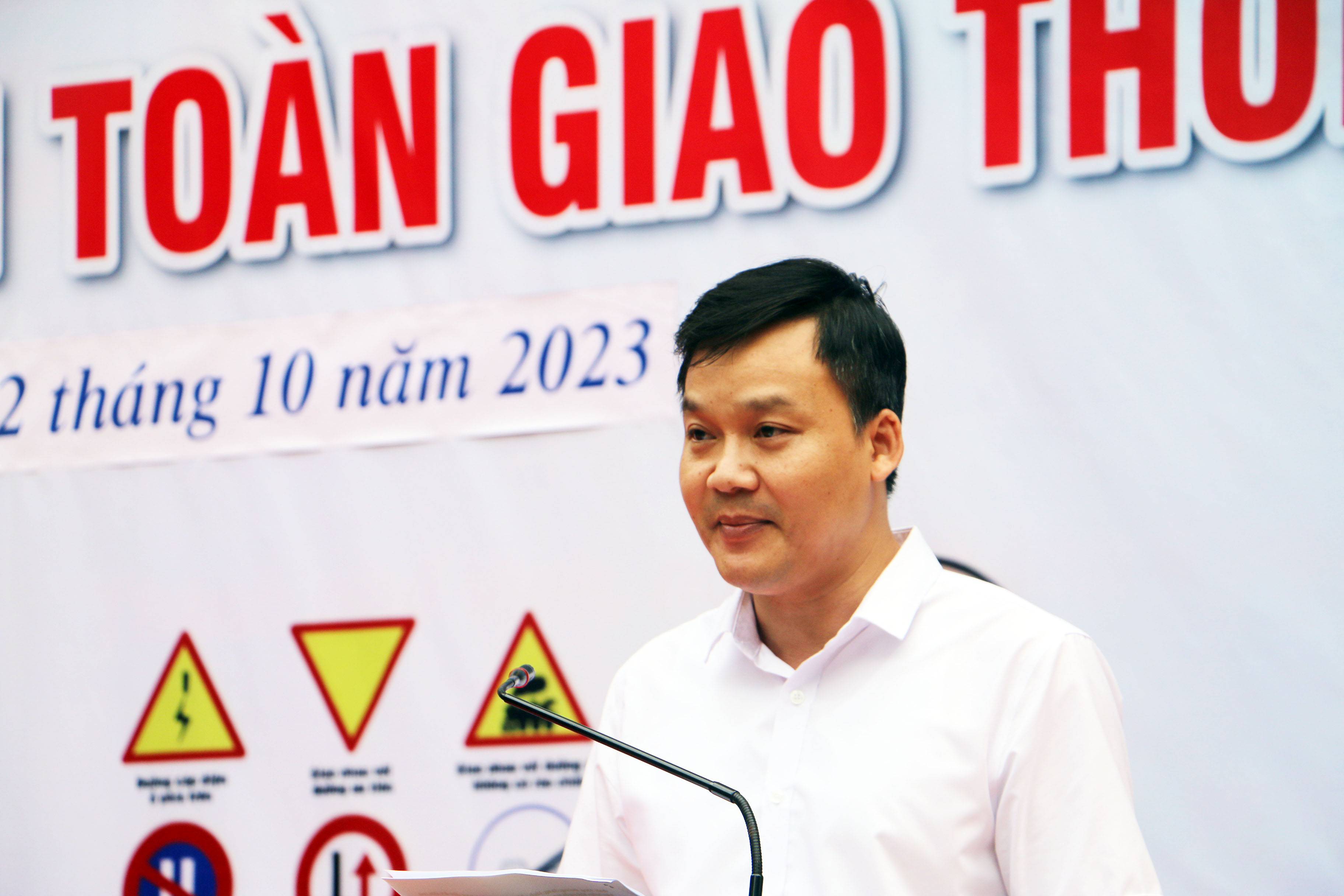 Đồng chí Trần Lê Thắng – Chánh Văn phòng Ban ATGT tỉnh phát biểu tại Chương trình tuyên truyền. Ảnh: An Quỳnh.