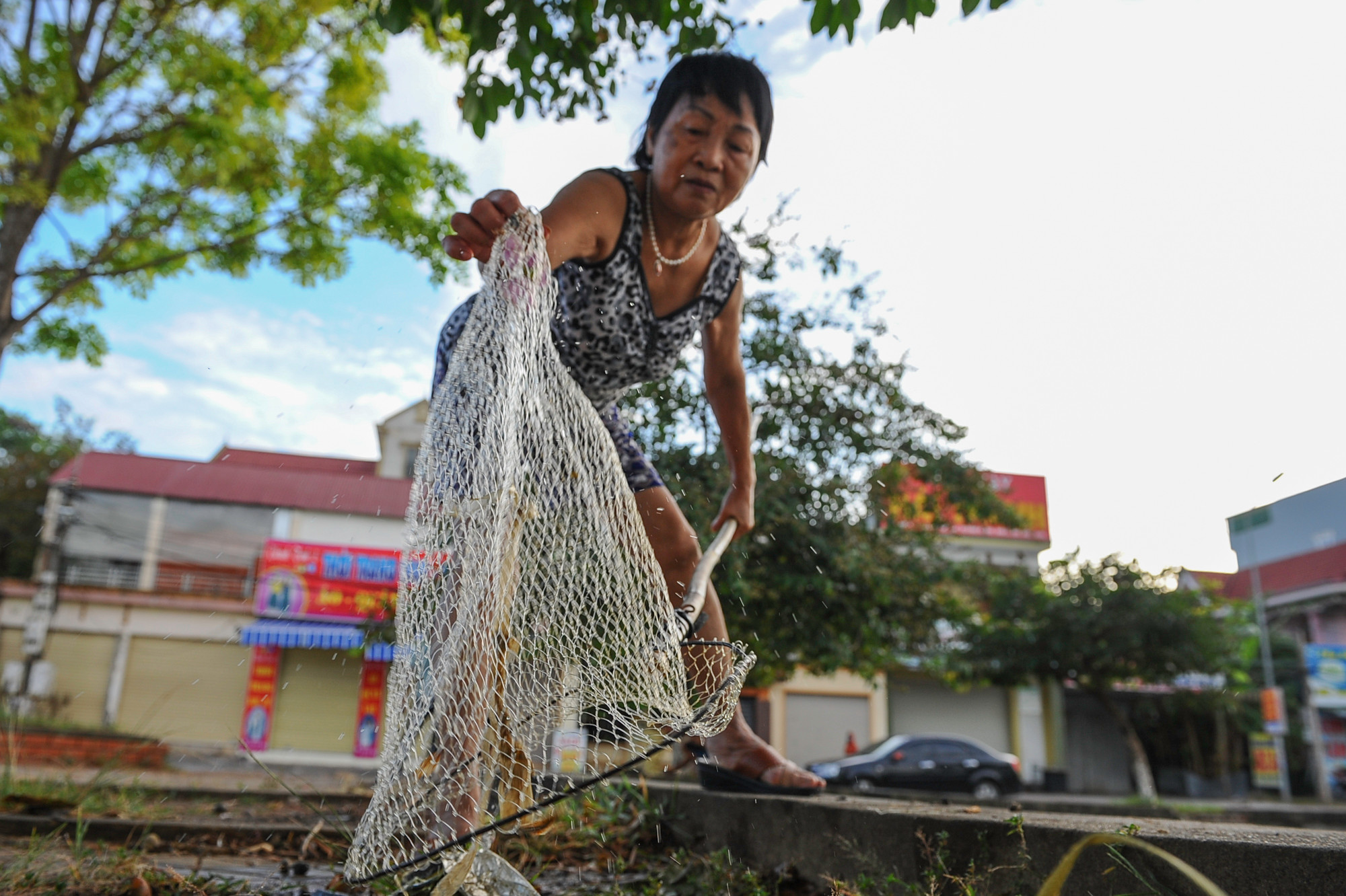 bna_Các bác người cao tuổi ở thị trấn Dùng, huyện Thanh Chương đi nhặt rác, giữ vê sinh môi trường mỗi sáng (4).jpg
