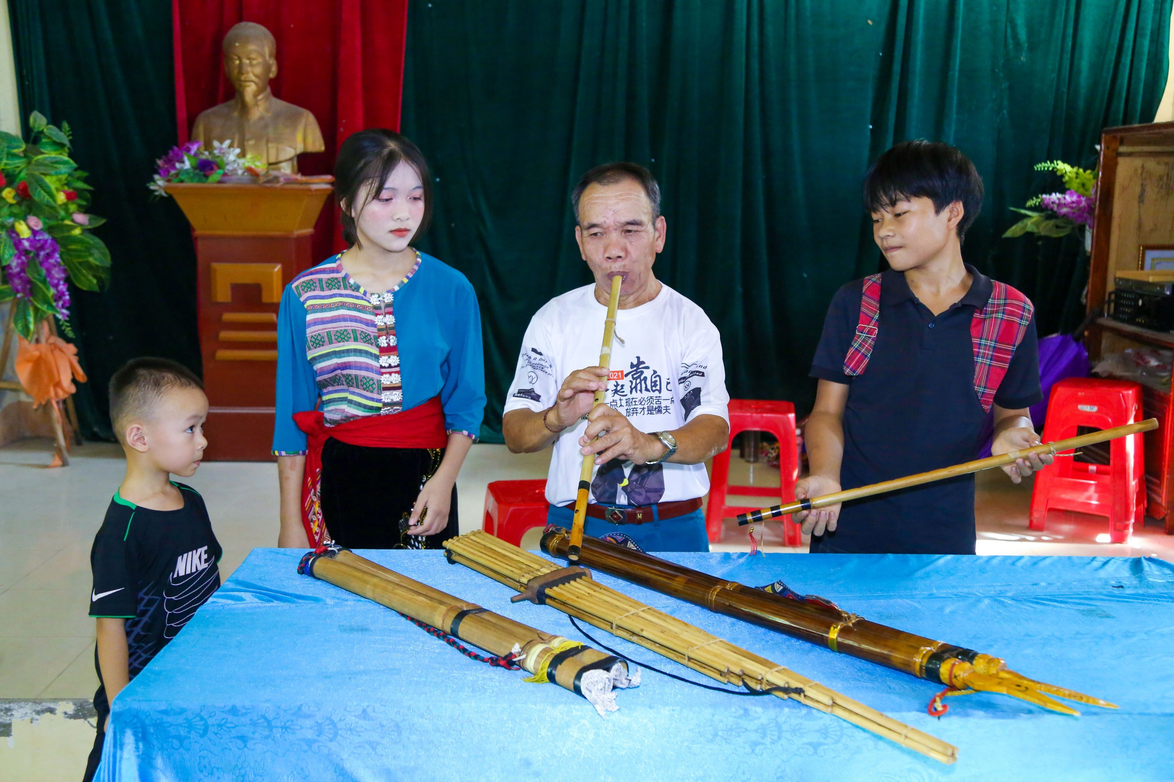 Người cao tuổi dạy các nhạc cụ của dân tộc Thái cho lớp trẻ.jpg