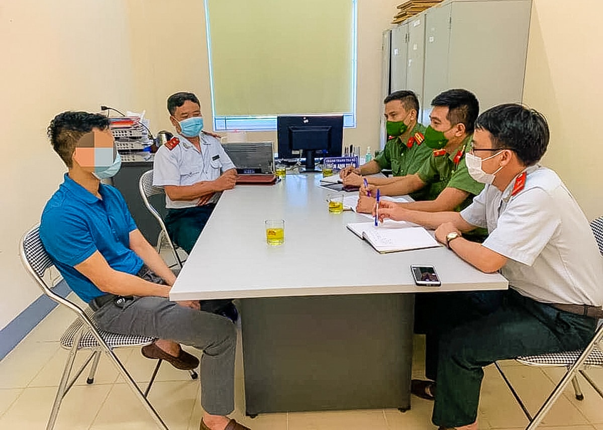 Thanh tra Sở TT&TT phối hợp Công an Nghệ An làm việc với đối tượng “đưa thông tin sai sự thật, xuyên tạc, vu khống, xúc phạm uy tín của tổ chức, danh dự và nhân phẩm của cá nhân”. Ảnh: CSCC