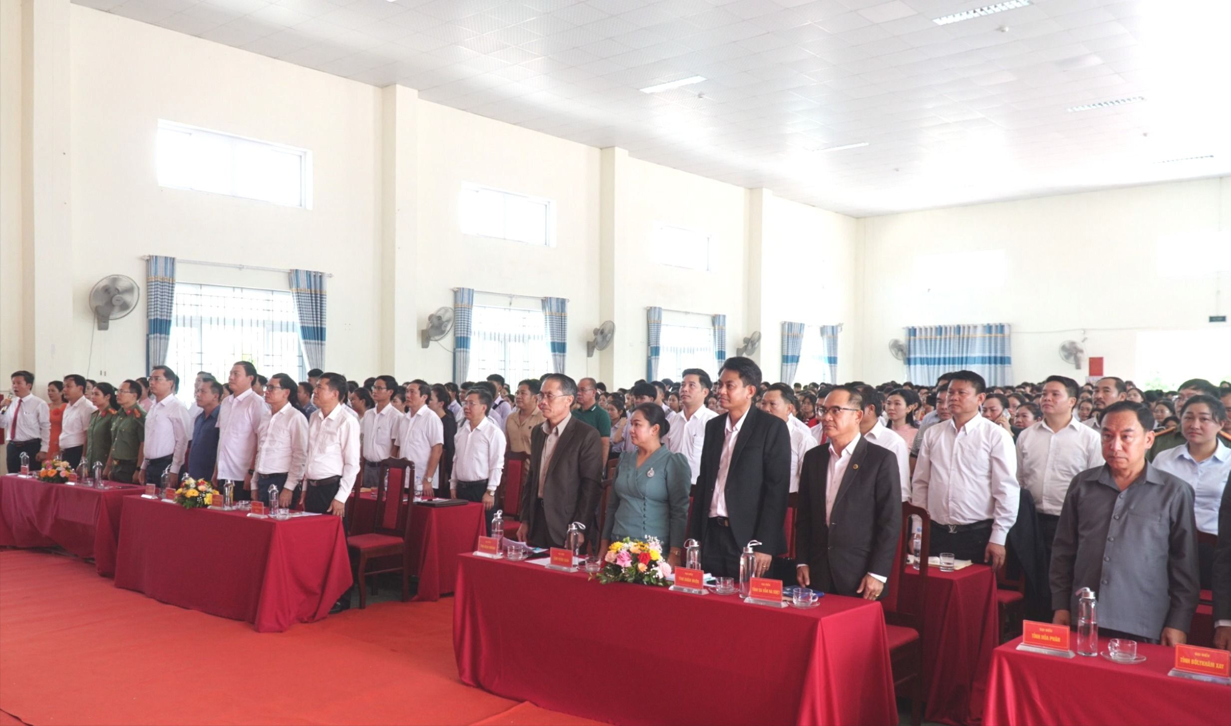 bna_Các đại biểu dự lễ chào cờ của hai nước Việt Nam và Cộng hòa Dân chủ nhân dân Lào. Ảnh - Mỹ Hà.jpg