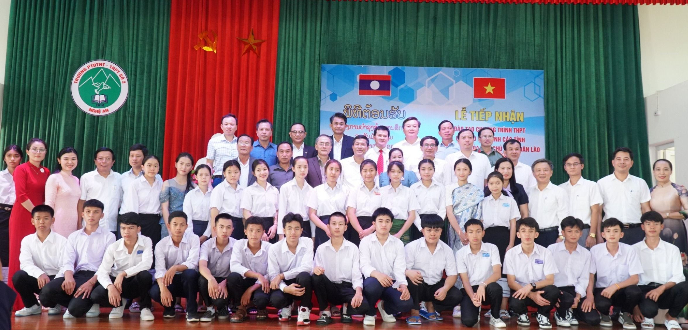 bna_Đại biểu 2 nước chụp ảnh lưu niệm với các lưu học sinh Lào theo học tại Trường PT DTNT THPT số 2. Ảnh -- Mỹ Hà.jpg