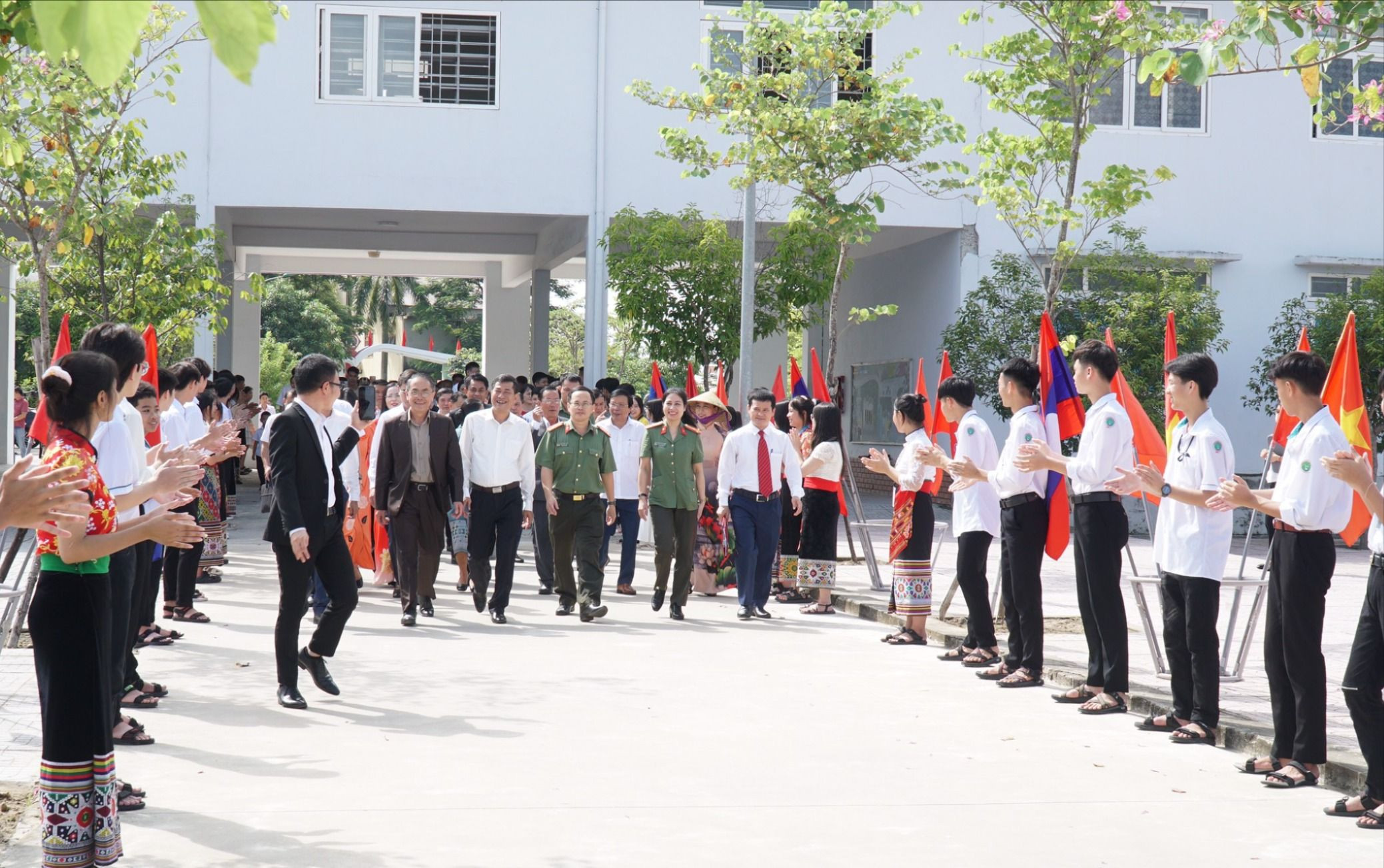 bna_Học sinh Trường PT DTNT THPT số 2 chào đón các đại biểu và các học sinh đến từ 2 tỉnh Nghệ An và Cộng hòa dân chủ nhân dân Lào.jpg